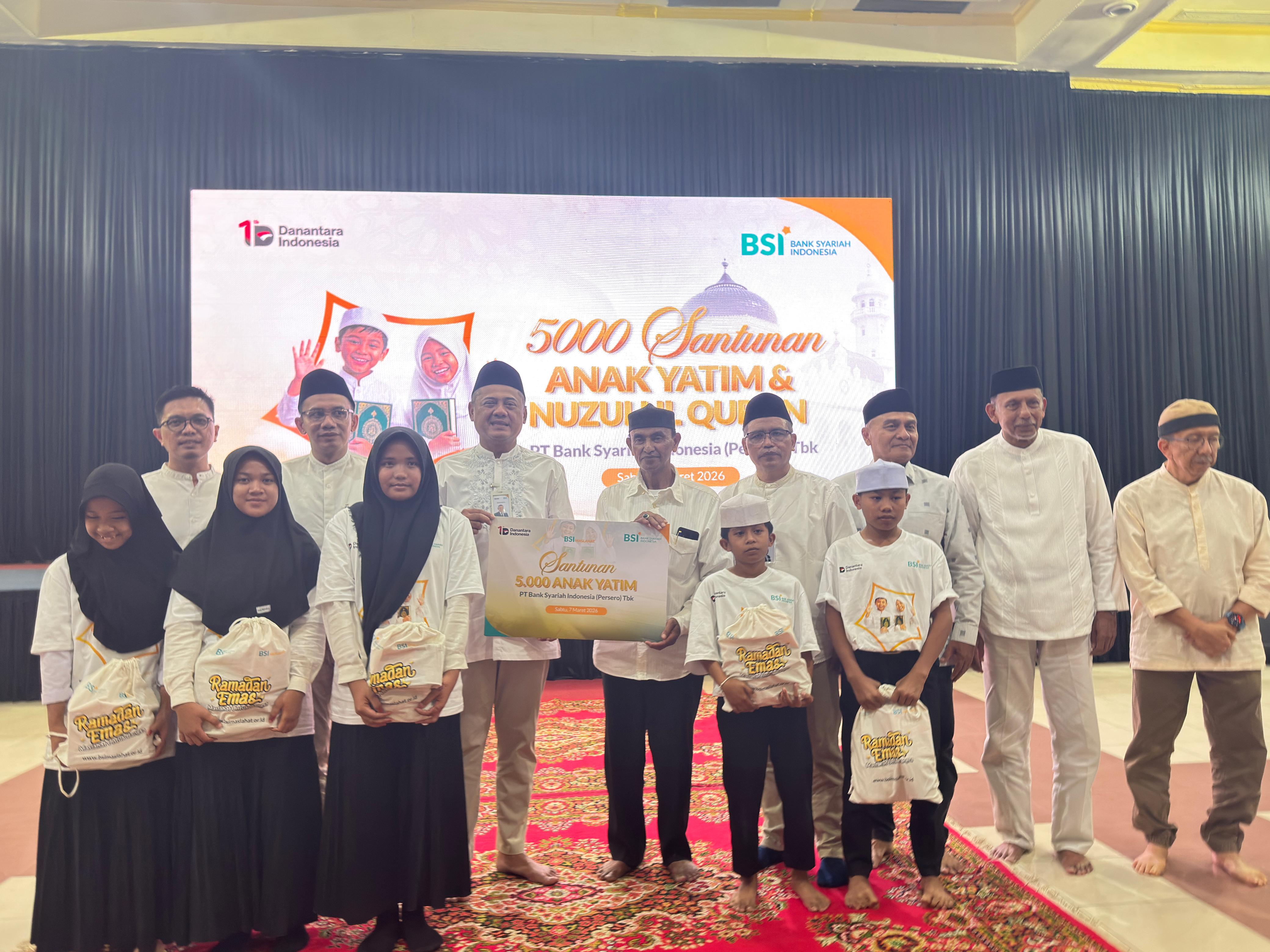 Firman Nugraha Direktur Treasury &amp; International Banking BSI dan Taufan Anshari, Regional CEO BSI Medan bersama anak Yatim di Medan.