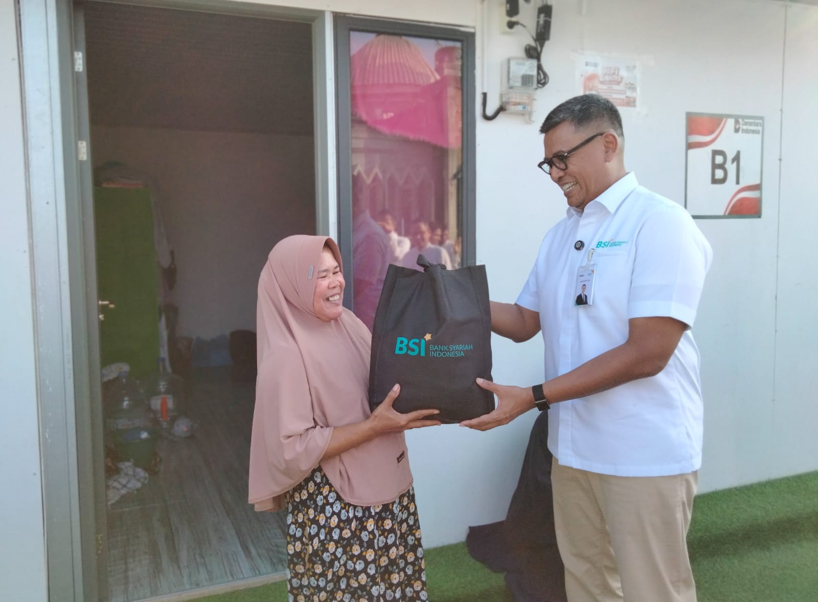 Dirut BSI, Anggoro Eko Cahyo, menyalurkan bantuan kepada warga di huntara, Aceh Tamiang, Sabtu (7/3/2026)