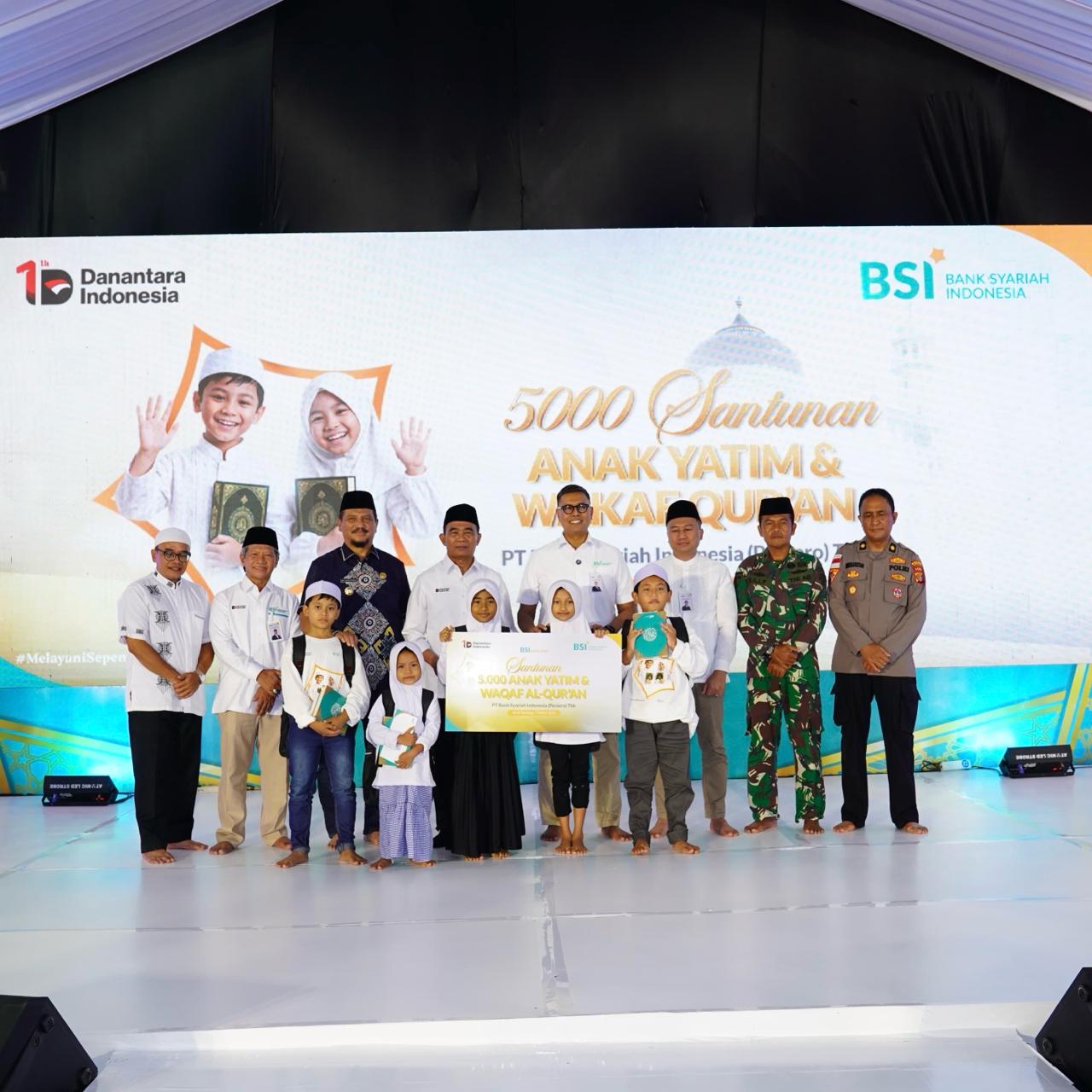Dirut BSI Anggoro Eko Cahyo bersama penerima Santunan 5000 Anak Yatim dan Wakaf Al-Quran di Aceh Tamiang, Sabtu (7/3/2026).