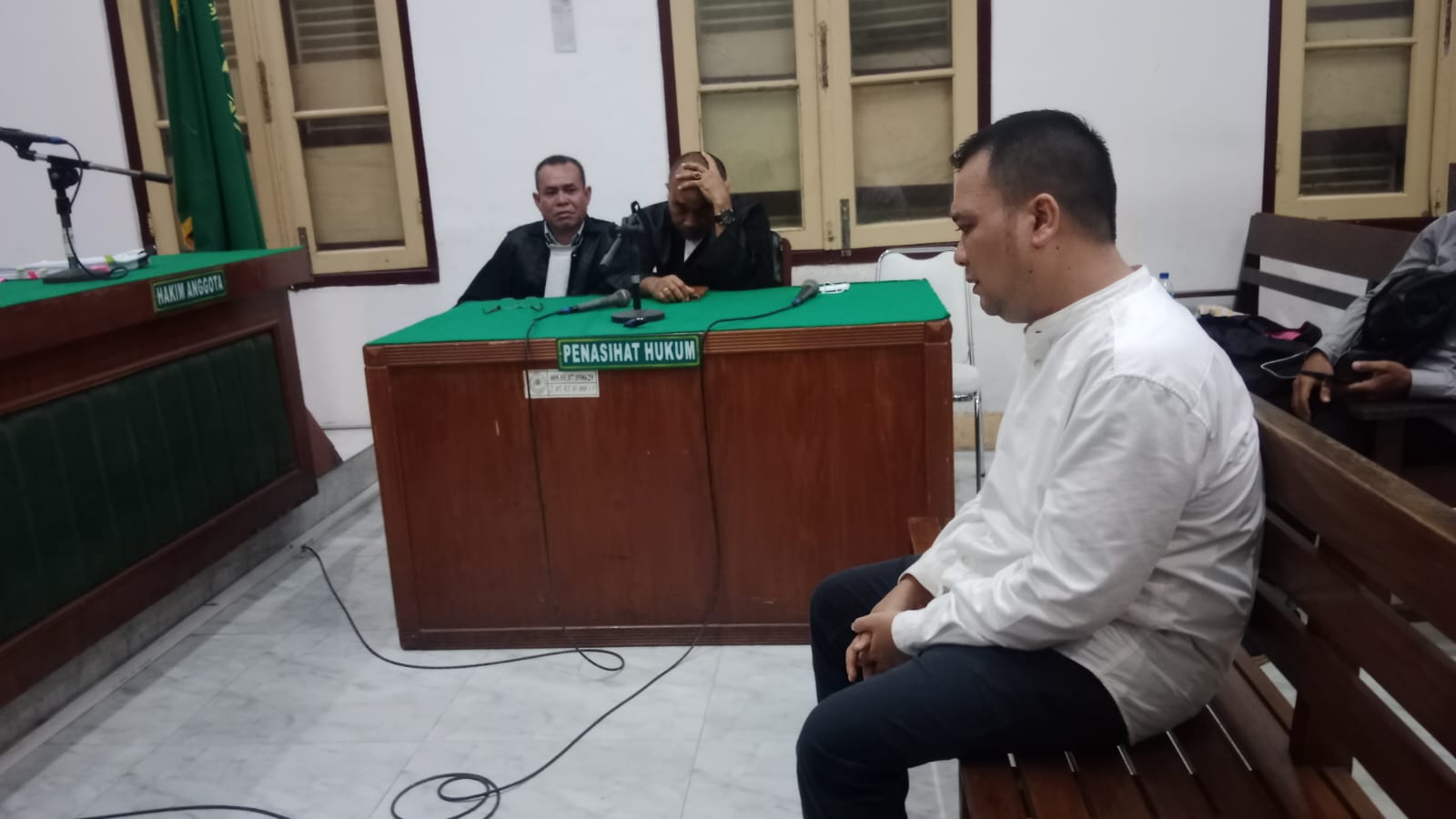 Mantan Kepala BKD Langkat, Eka Syahputra Defari, saat menjalani sidang di Pengadilan Tipikor Medan. (Ist)