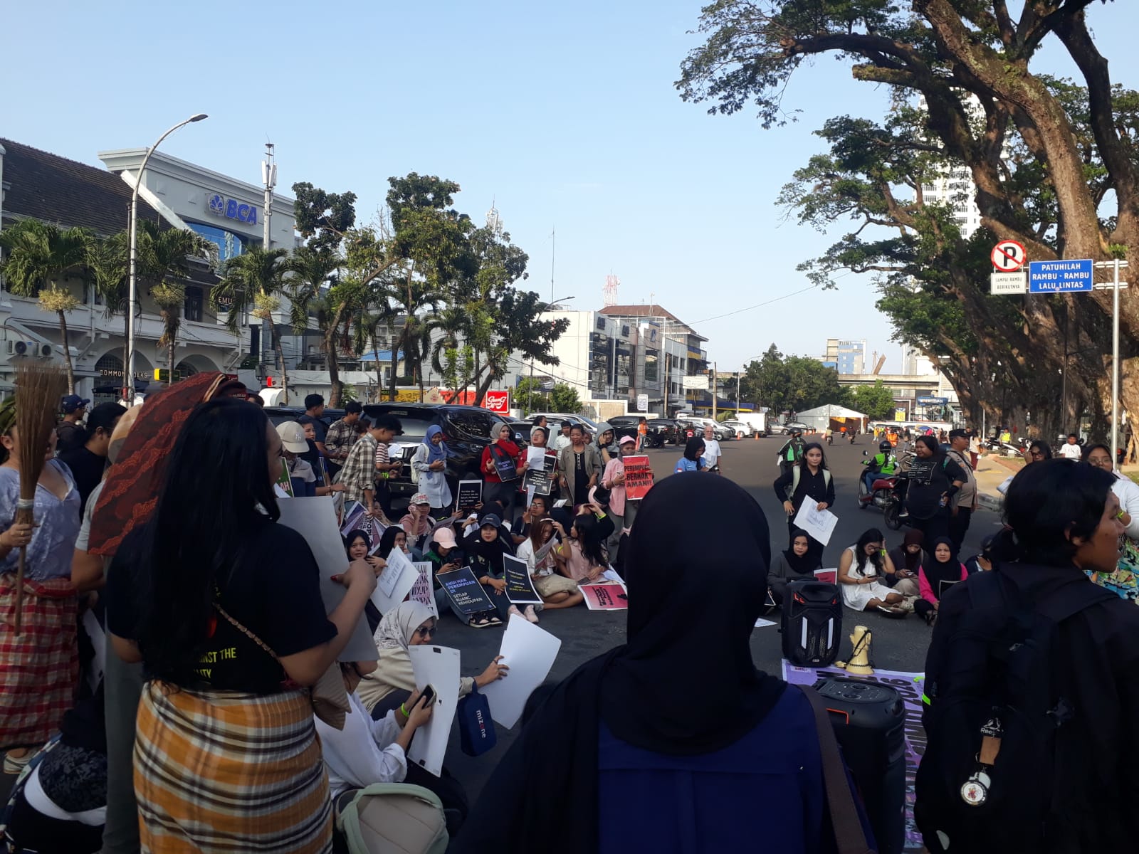 Aliansi Women's March Medan menggelar aksi damai memperingati hari perempuan internasional, Sabtu (7/3/2026) sore. (ISTIMEWA/SUMUT POS)