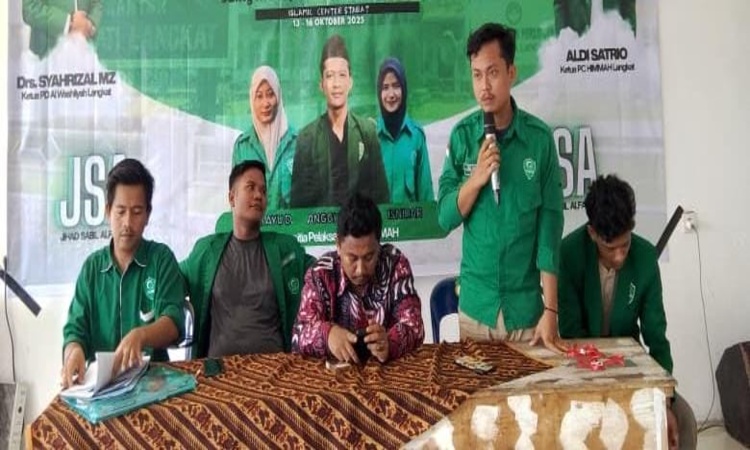  PW Himmah Sumut saat memberi keterangan atas apresiasinya dan dukungan setahun kepemimpinan Bupati serta Wakil Bupati Kabupaten Langkat. (Istimewa/Sumut Pos)