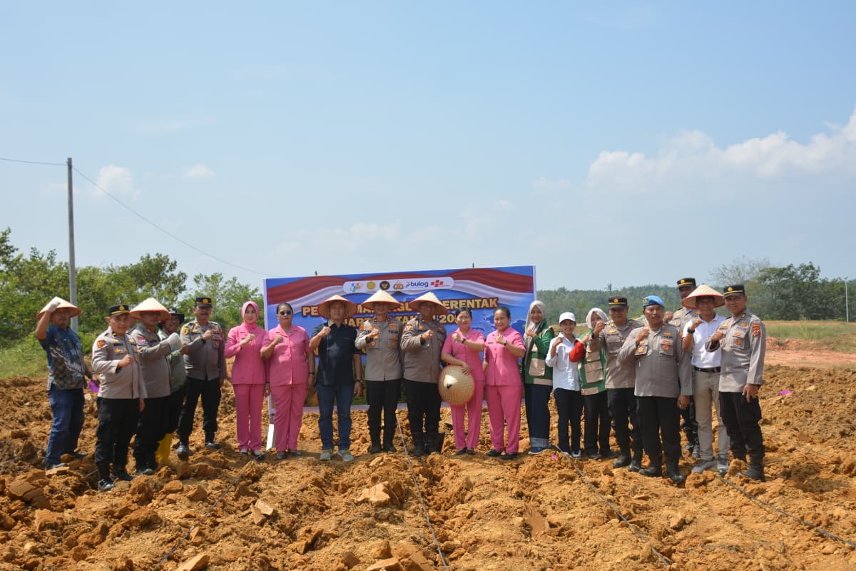Jajaran Polres Labusel bersama forkopimda melaksanakan kegiatan penanaman jagung kuartal 1 2026. (ISTIMEWA/SUMUT POS)