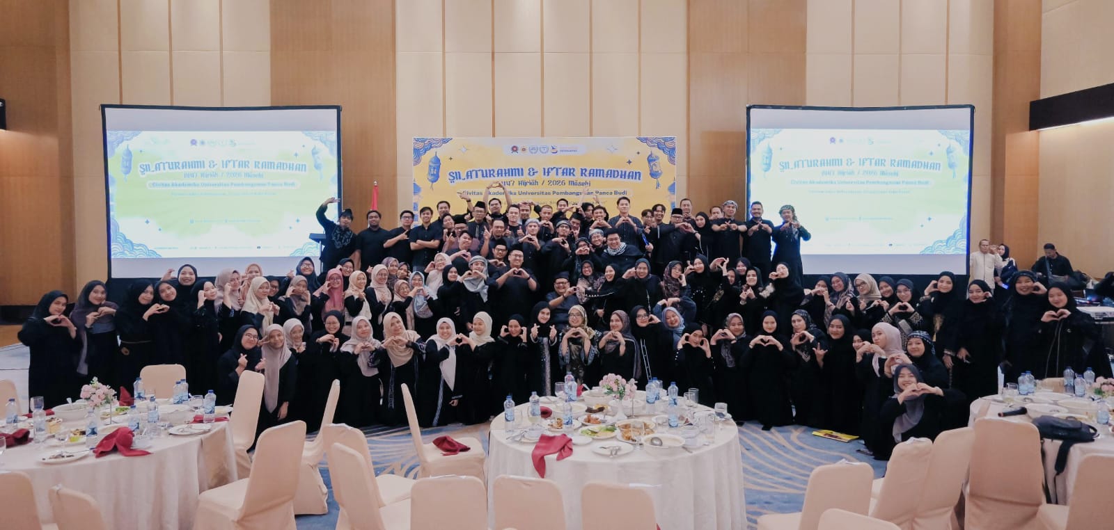 UNPAB: Dr. H. Muhammad Isa Indrawan, M.M (tengah) bersama peserta buka puasa Unpab, Jumat (6/3). (ISTIMEWA/SUMUT POS) 