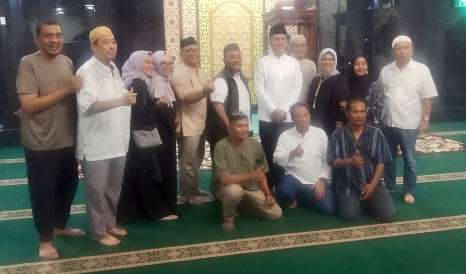 NUZULUL QURAN: Dr. H. Musa Rajekshah, M.Hum bersama jamaah buka puasa di Masjid Ar-Rojaa'. (Deddi Mulia Purba/Sumut Pos)