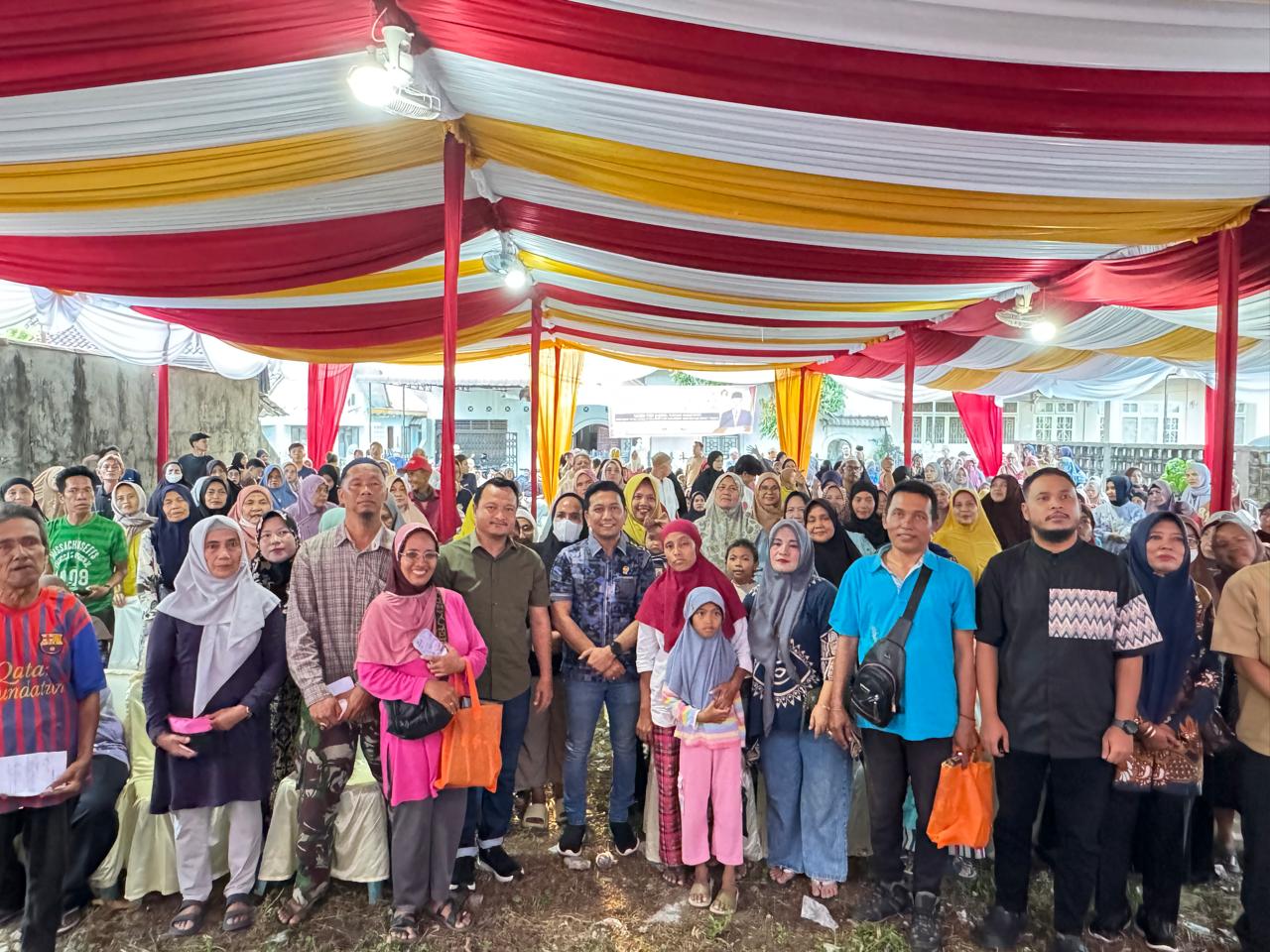 Wakil Ketua Fraksi Gerindra DPRD Kota Medan, Fauzi SH foto bersama masyarakat saat sosialisasi Perda tentang pengelolaan sampah. (ISTIMEWA/SUMUT POS)