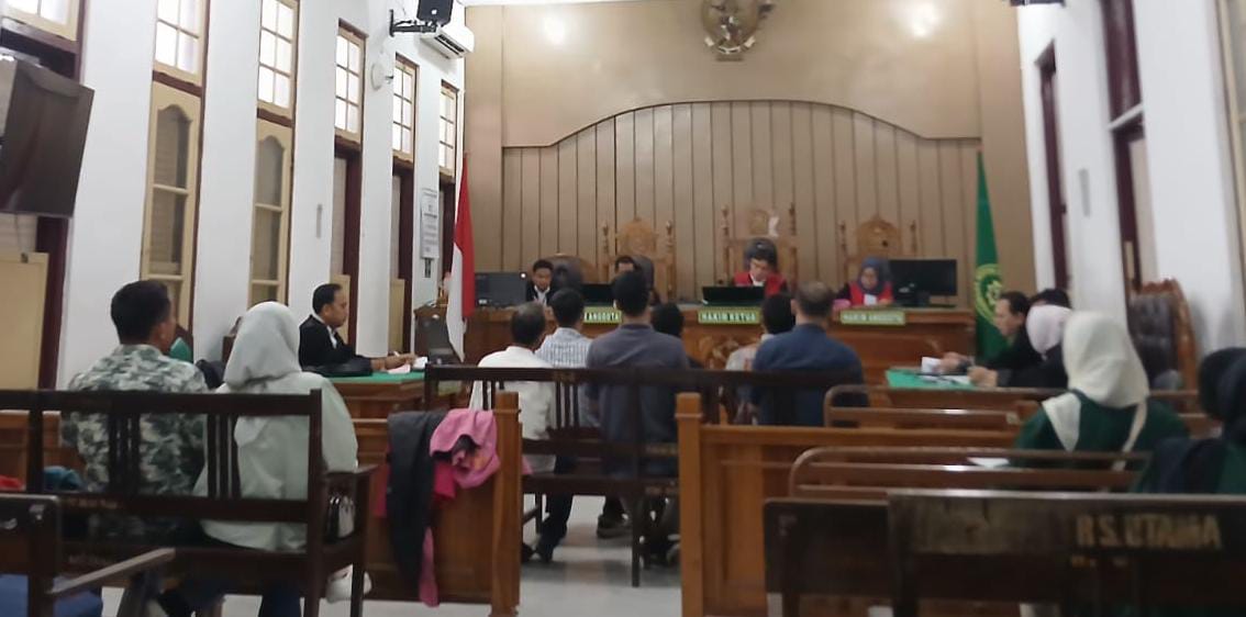 SIDANG: 12 terdakwa korupsi Jalan Batubara, menjalani sidang perdana di Pengadilan Tipikor Medan, Senin (9/3/2026). (Dok: istimewa) 