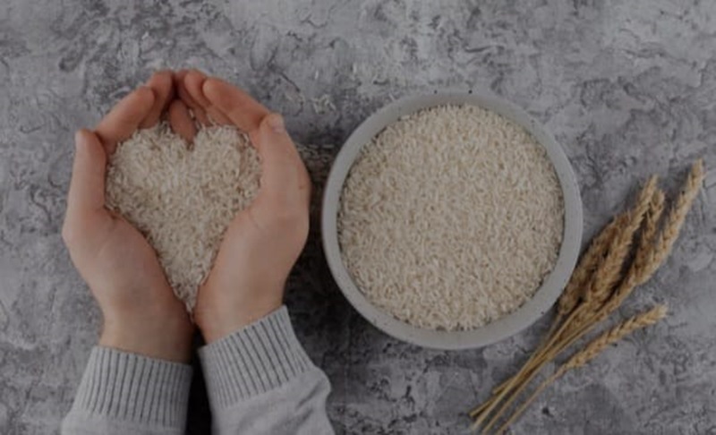 Ilustrasi, membersihkan beras adalah proses yang penting dalam menanak nasi agar terhindar dari kanker. (freepik.com)