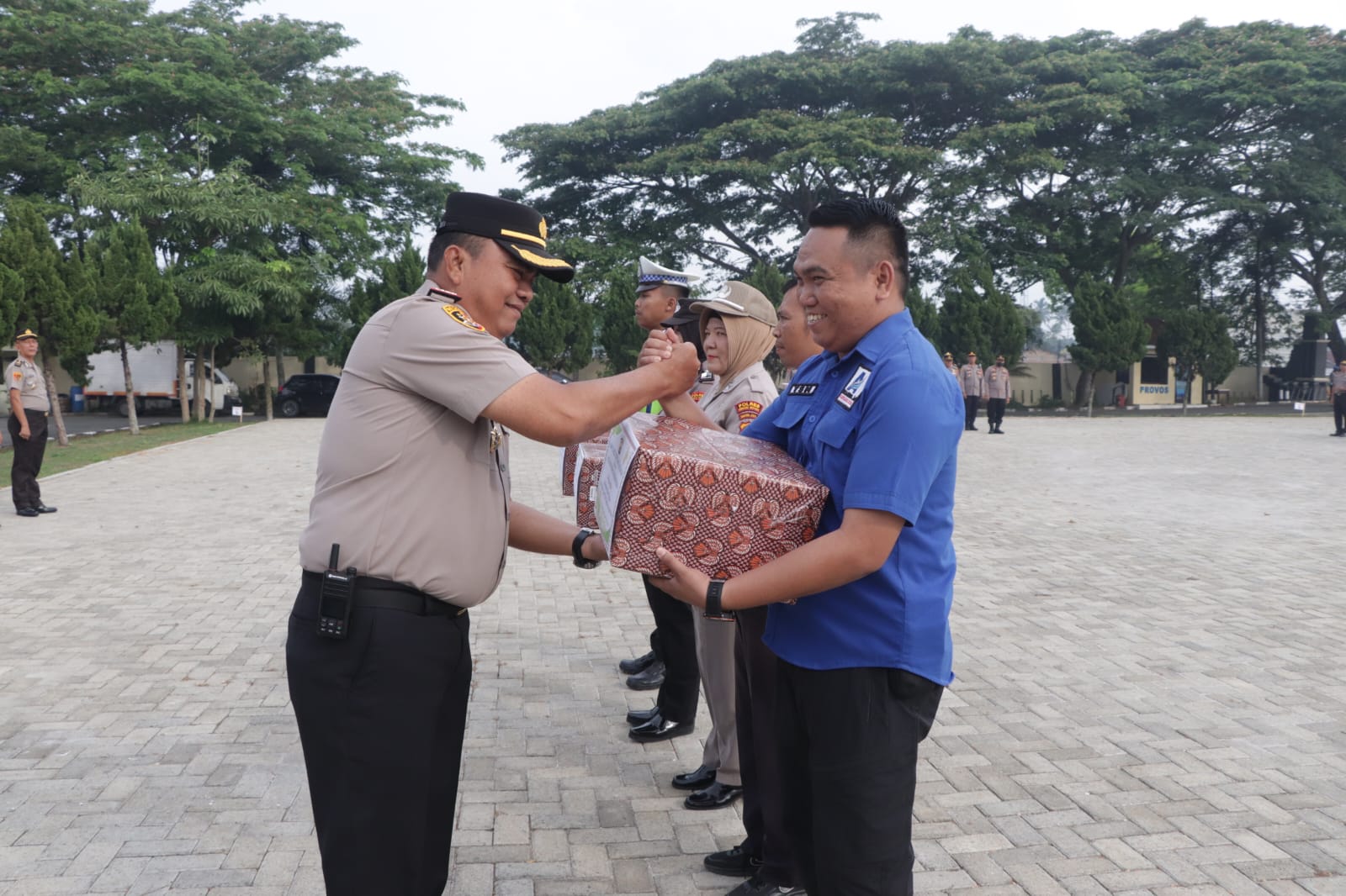 Wakapolres Serdang Bedagai, Kompol Dr. Rudy Candra, SH, MM, menyerahkan hadiah apresiasi kepada wartawan Yusnar Al Banjari dari Arka Media. (FADLY/SUMUT POS)