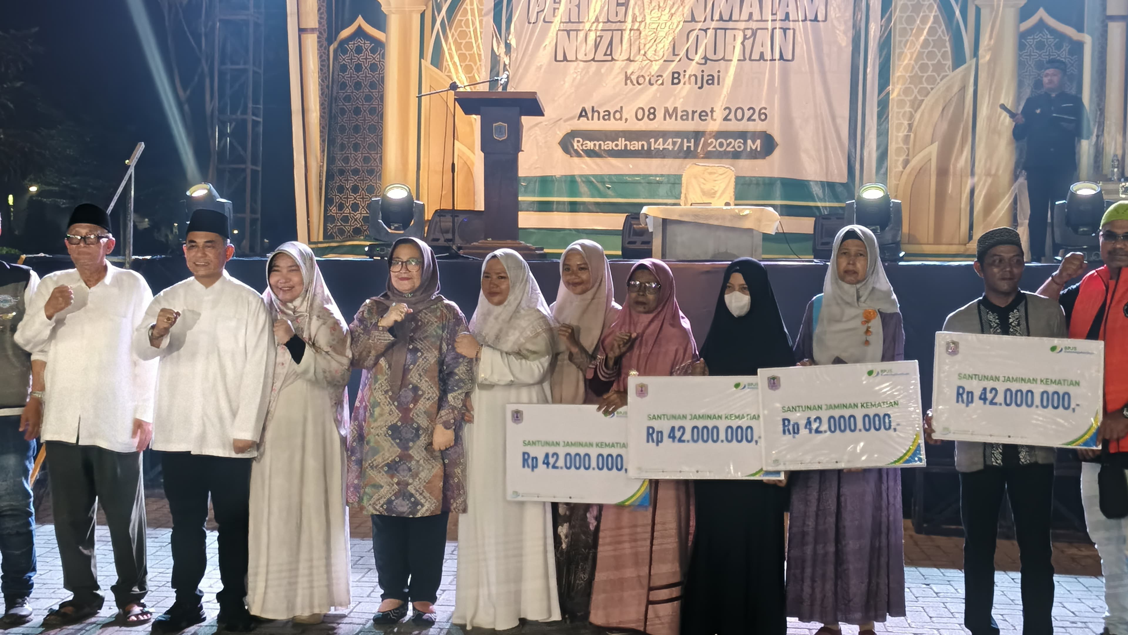  Foto bersama dengan penerima manfaat usai menyerahkan santunan jaminan kematian. (Istimewa/Sumut Pos)