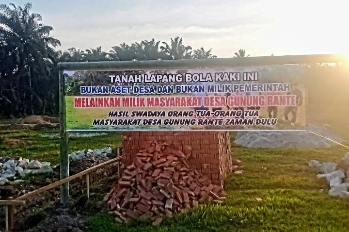 Warga Masyarakat Desa Gunung Rante pasang Spanduk Penolakan Lapangan Bola Kaki jadi Gedung Koperasi Merah Putih,  Jumat(3/3/2026). (Liberti H Haloho)