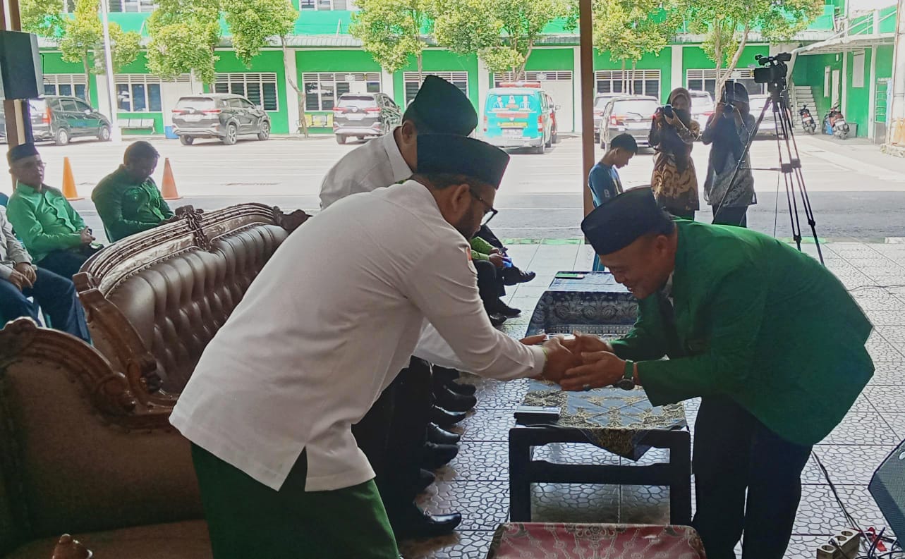MTQ PERDANA: Dr. H. Dedi Iskandar Batubara, M.SP, M.H (kiri) berjabat tangan dengan Prof. Dr. Samsul Bahri, M.Si pada pembukaan MTQ ke-1 PW Al-Washliyah di kampus UMN Al-Washliyah, Sabtu (7/3). 