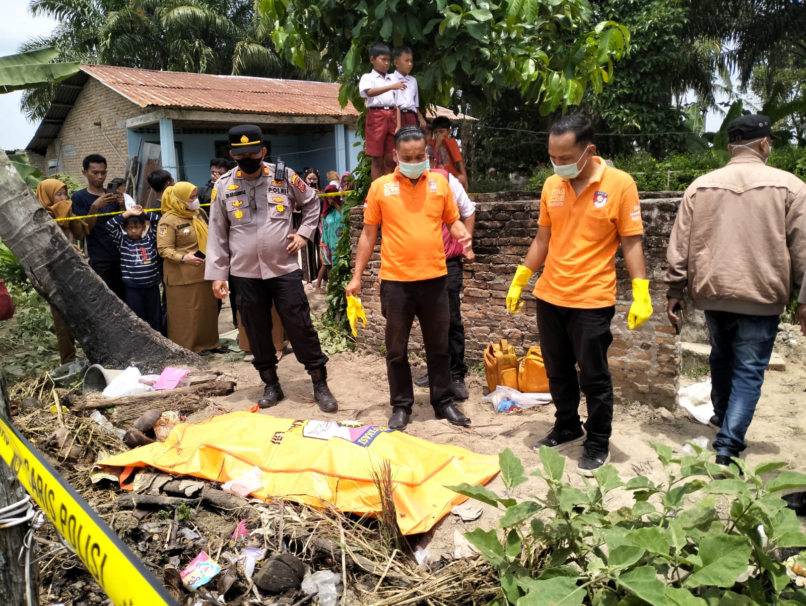 Penemuan mayat  Irawati (59), warga Dusun V Desa Pulau Gambar saat olah TKP.( Fadly/ Sumut Pos )