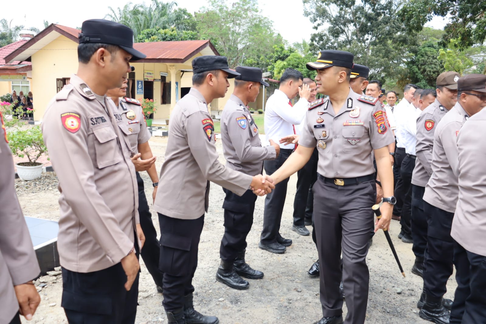 Kapolres Labuhanbatu melakukan kunjungan kerja ke sejumlah Mapolsek di bawah jajaran Mapolres Labuhanbatu (Fajar/ Sumut Pos)