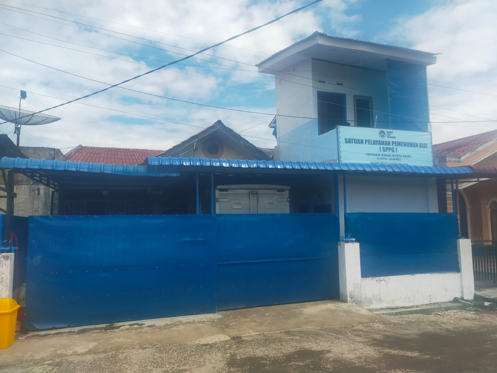 Salah satu SPPG Sidikalang Batangberuh 3 yang dihentikan BGN opersionalnya sejak, Senin (9/3/2026). (RUDY SITANGGANG/SUMUT POS)