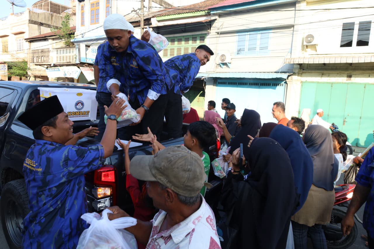  DPD KOMBAT Langkat berbagi takjil di Tanjungpura. (Istimewa/Sumut Pos)