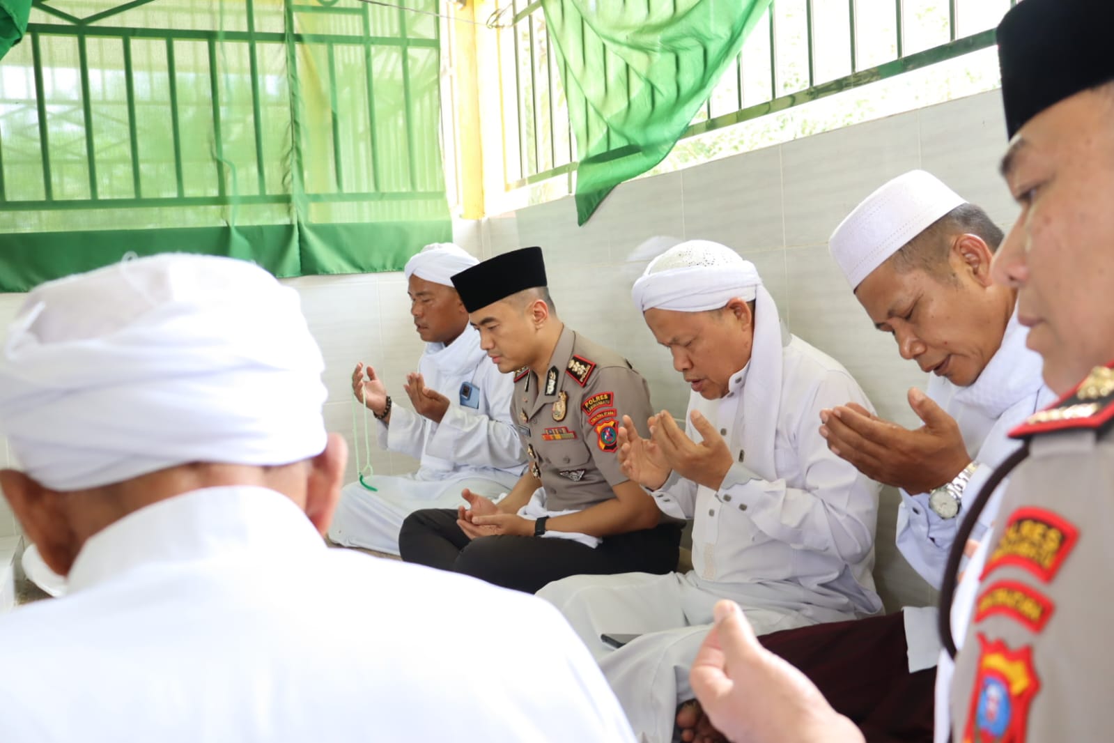 Kapolres Labuhanbatu bersilaturahmi dengan para tuan guru dan khalifah di Persulukan Al-Barokah, Marbau (Fajar/ Sumut Pos)