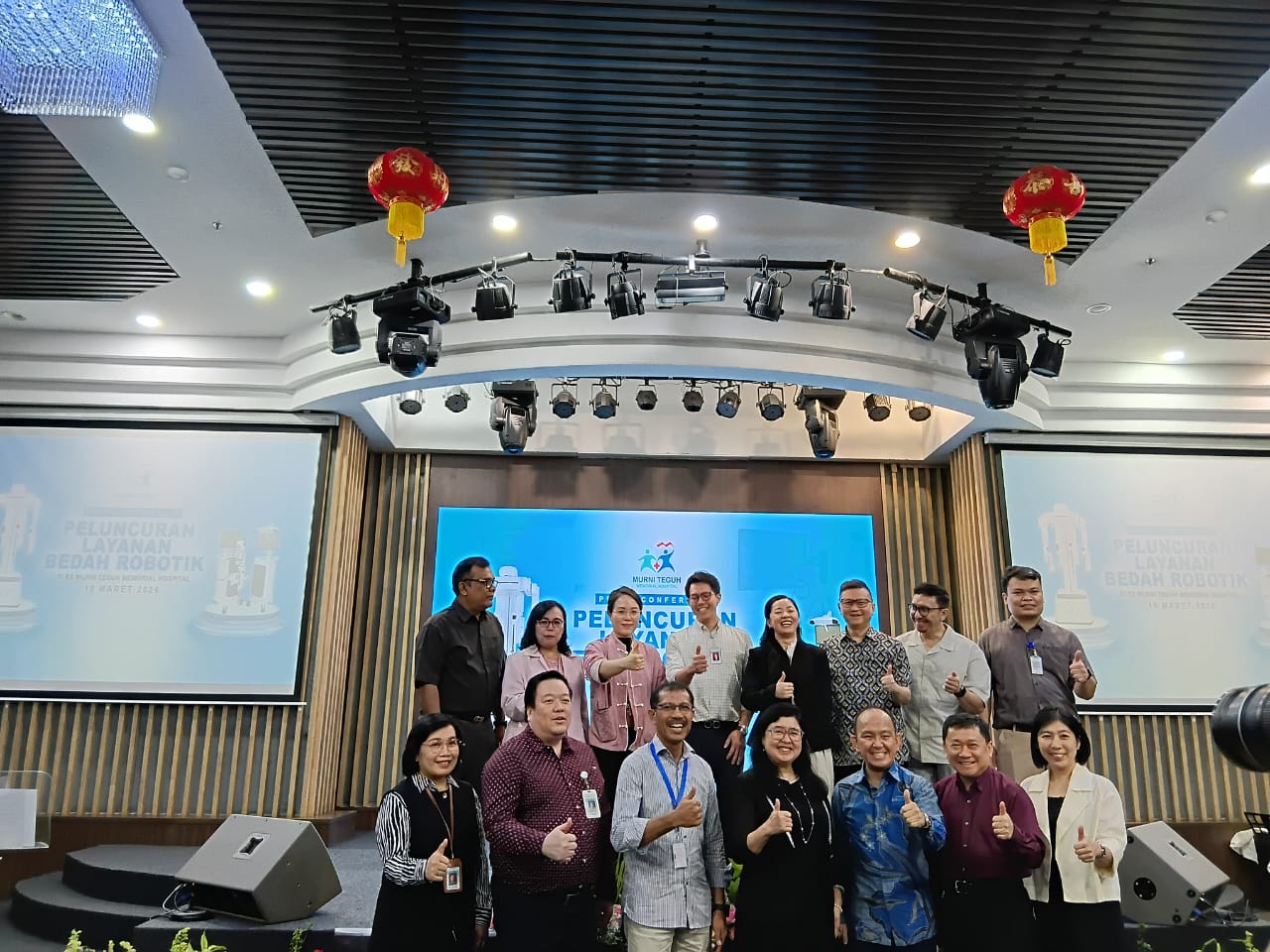  Presiden Direktur PT Murni Sadar Tbk Dr dr Mutiara, MHA, MKT, foto bersama para direektur, wakil direktur, tim medis, dan lainnya saat peluncuran teknologi Robotic Surgery di Auditorium Lantai 8 MTMH