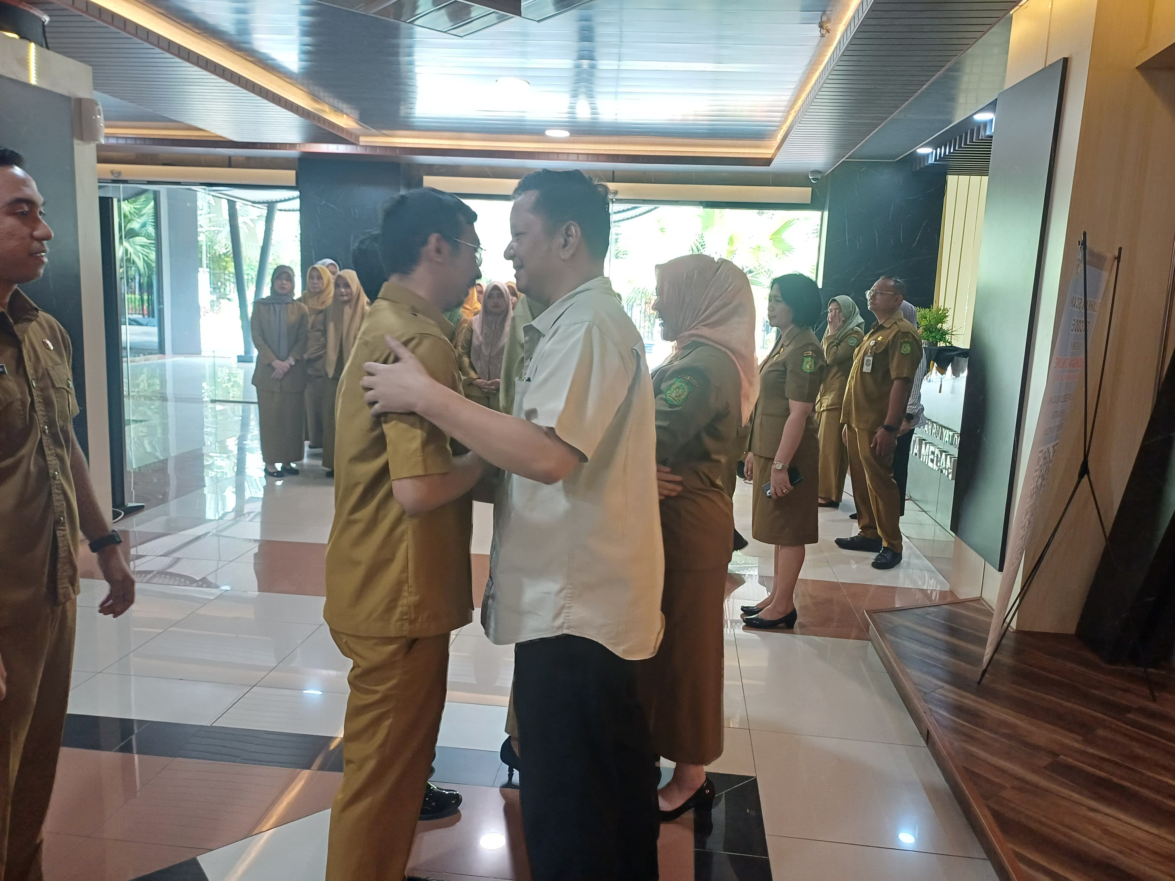 SALAMAN: Ali Sipahutar bersalaman dengan para pegawai Sekretariat DPRD Medan di gedung DPRD Medan, Selasa (10/3/2026) pagi. (Dok: Markus Pasaribu/Sumut Pos)