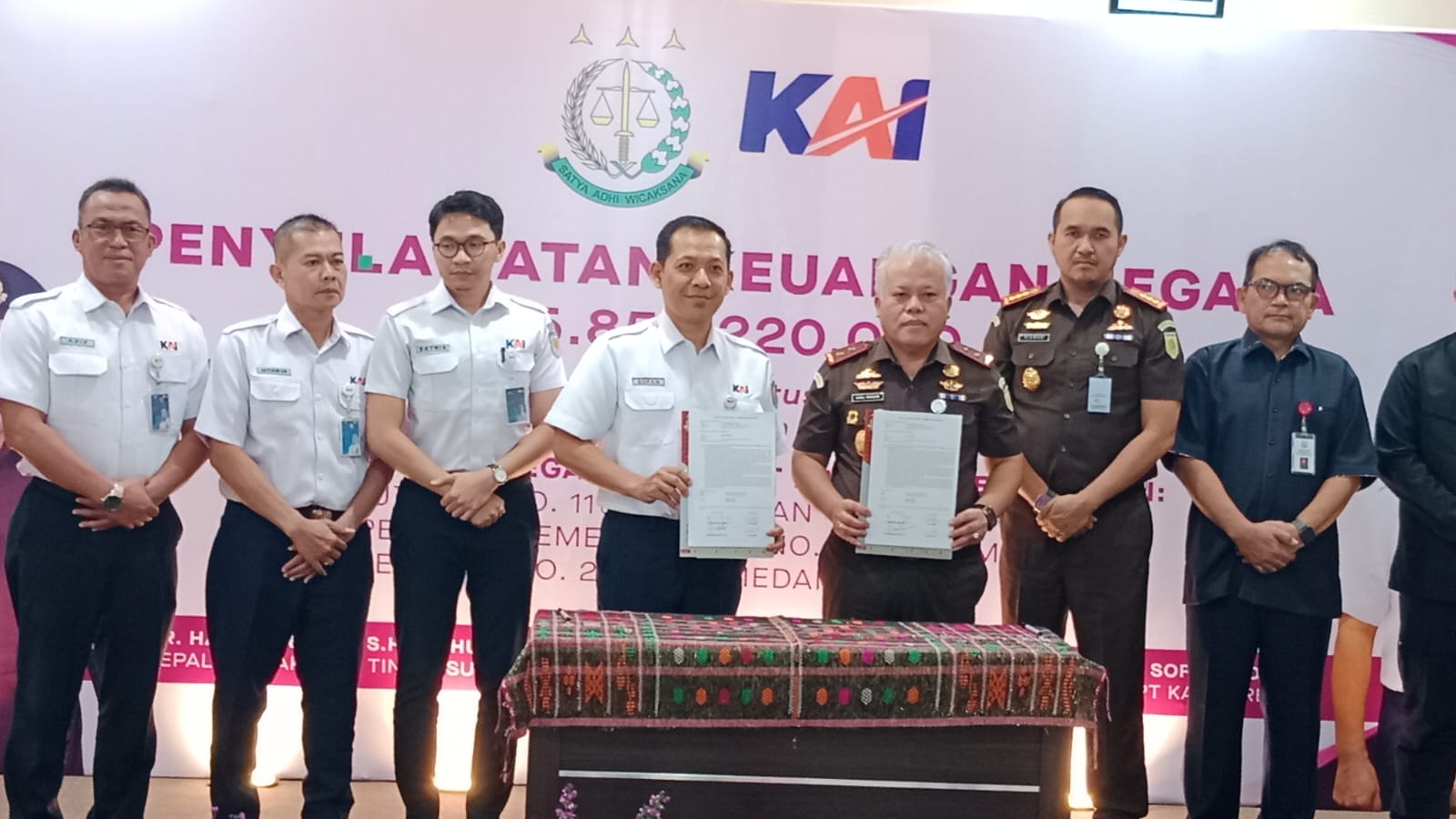 ASET: Kajati Sumut dan Kajari Medan, menandatangi penyerahan aset strategis kepada PT KAI, Selasa (10/3/2026). (Dok: istimewa)