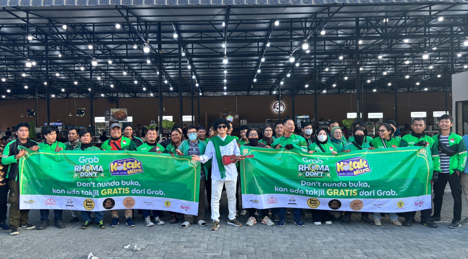 Mitra Grab di Medan Bagikan Ratusan Takjil, Kampanyekan "Rhomadon&rsquo;t"