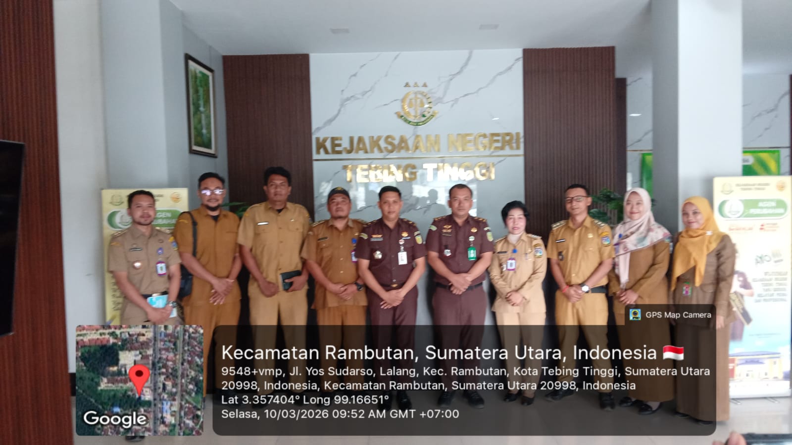  Camat Tebingtinggi Kota, Henci Siregar bersama seluruh kelurahan Tebingtinggi Kota dan  Dinas Lingkungan Hidup  foto bersama dengan  Kajari  Tebingtinggi. (ISTIMEWA/SUMUT POS)