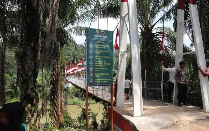 Peresmian jembatan tersebut berlangsung di Desa Purba Sinomba, Kecamatan Padang Bolak, Kabupaten Padang Lawas Utara, Senin (9/3/2026). (MITRA HARAHAP/SUMUT POS)