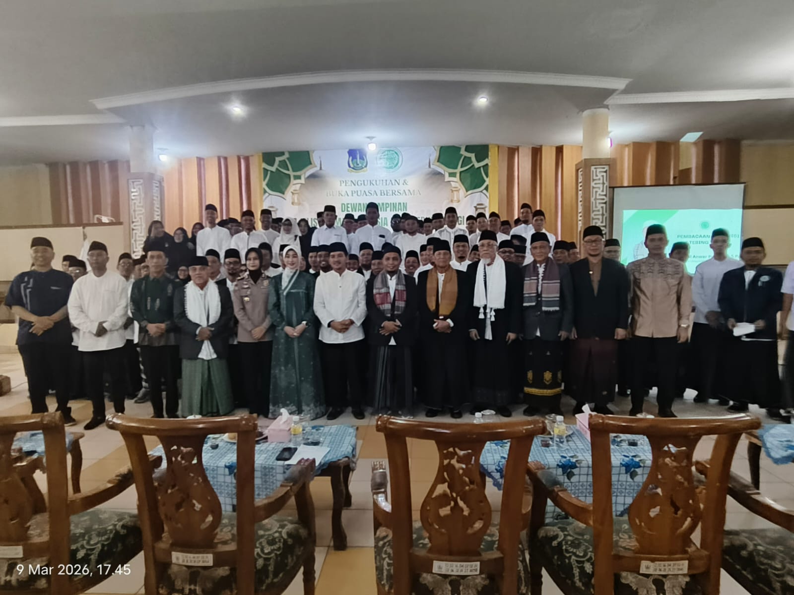 Pengurus MUI Kota Tebingtinggi yang baru dilantik foto  bersama Wali Kota Tebingtinggi Iman Irdian saragih,  Forkopimda, MUI Sumatra Utara  di Gedung H  Sawiyah. (AZAN PURBA/SUMUT POS)