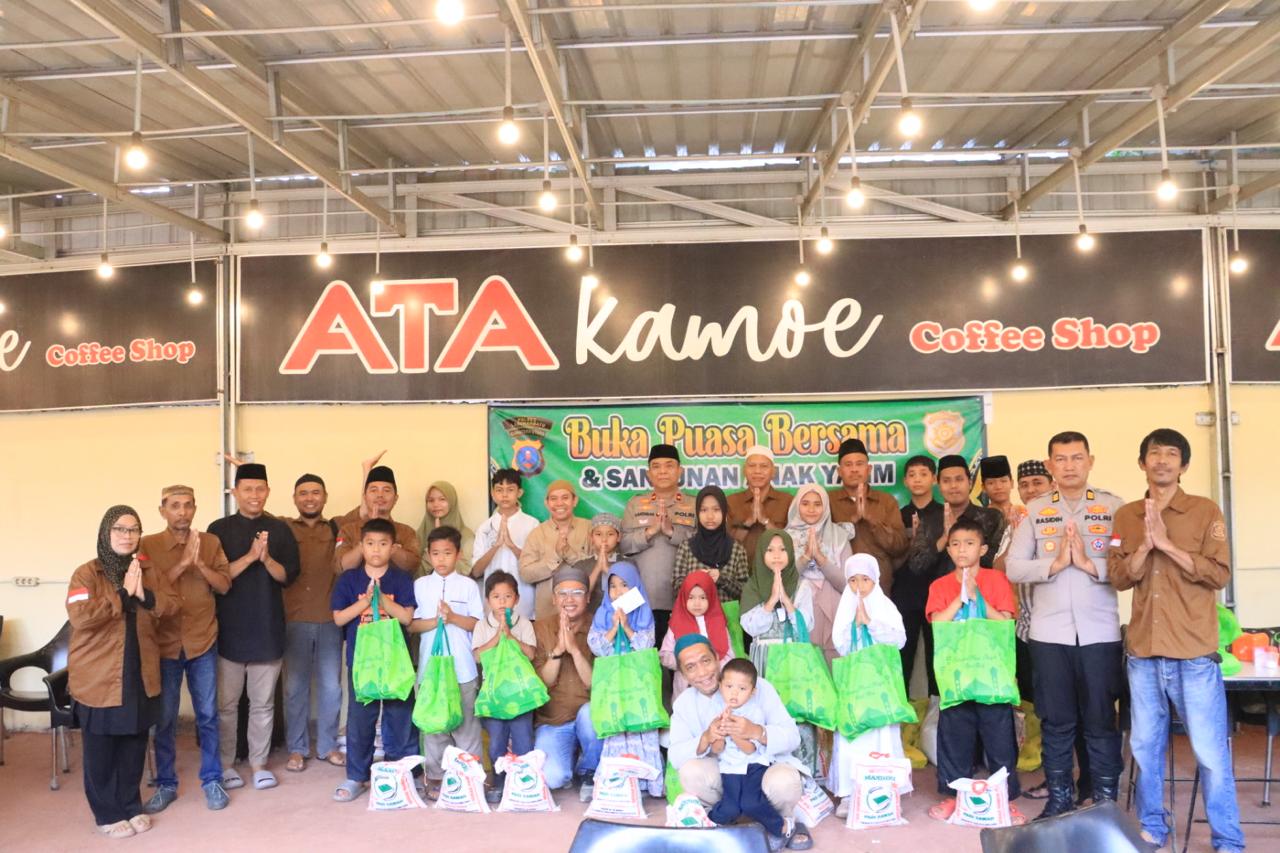 Satwar Polres Labuhanbatu  menyalurkan paket ramadan kepada anak yatim piatu dan perwakilan badan kemakmuran masjid (Fajar/ Sumut Pos)