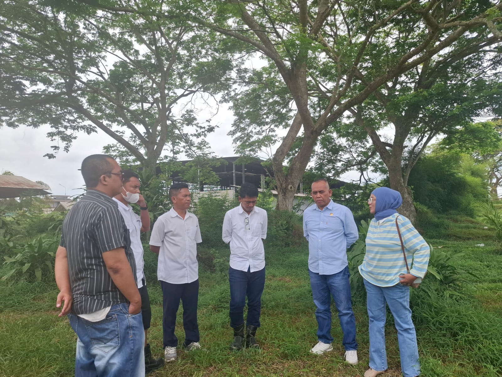 Ketua Pansus PAD DPRD Batubara Rohadi  bersama anggota pansus saat  tinjau  PKS PT Kuala Gunung.  (Liberti H Haloho/Sumut Pos)