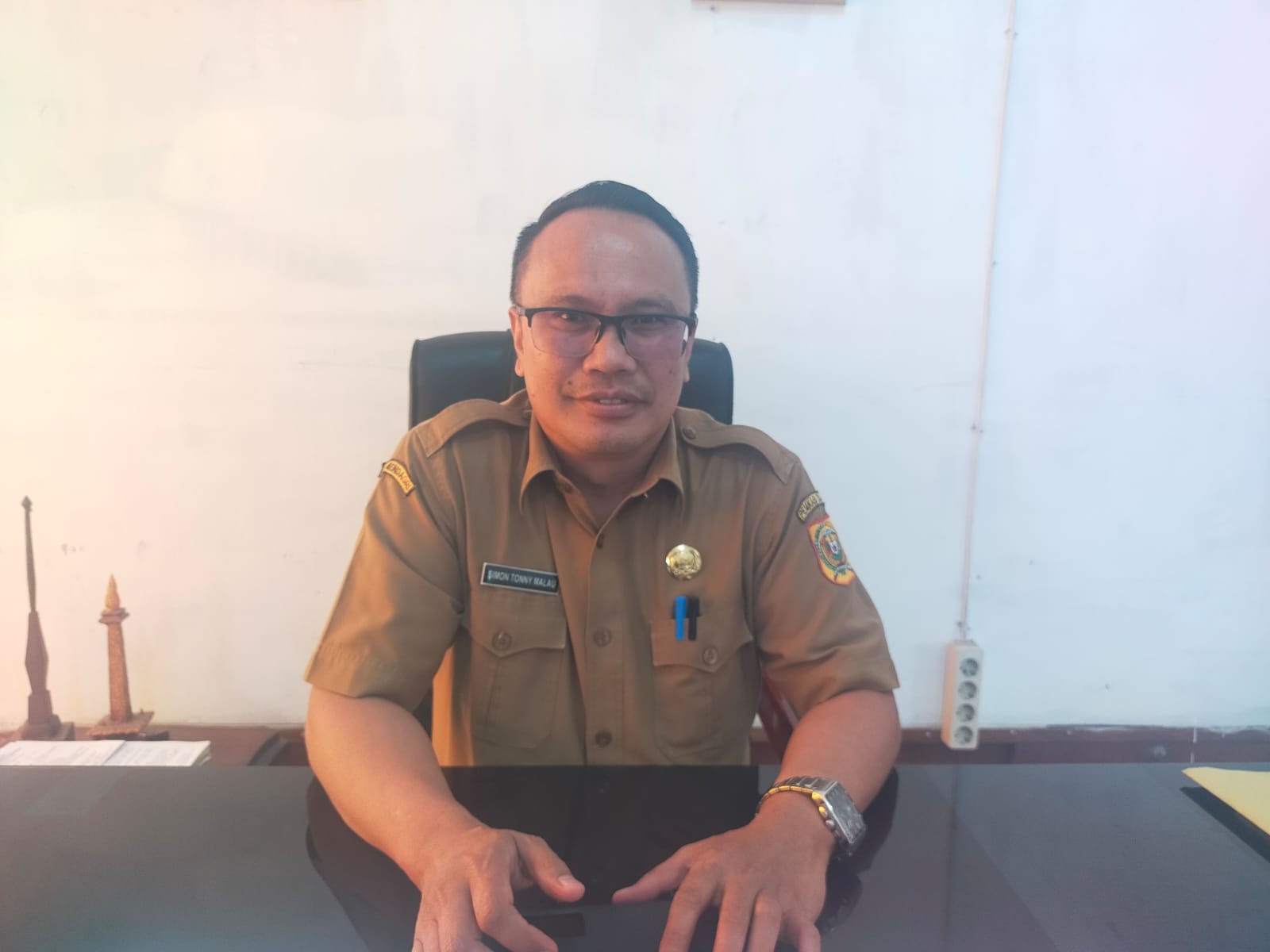 Kadis Pemdes Dairi, Simon Tony Malau saat memberikan penjelasan terkait mamfaat kehadiran Dana Desa di Kabupaten Dairi, Selasa (10/3/2026). (RUDY SITANGGANG/SUMUT POS)