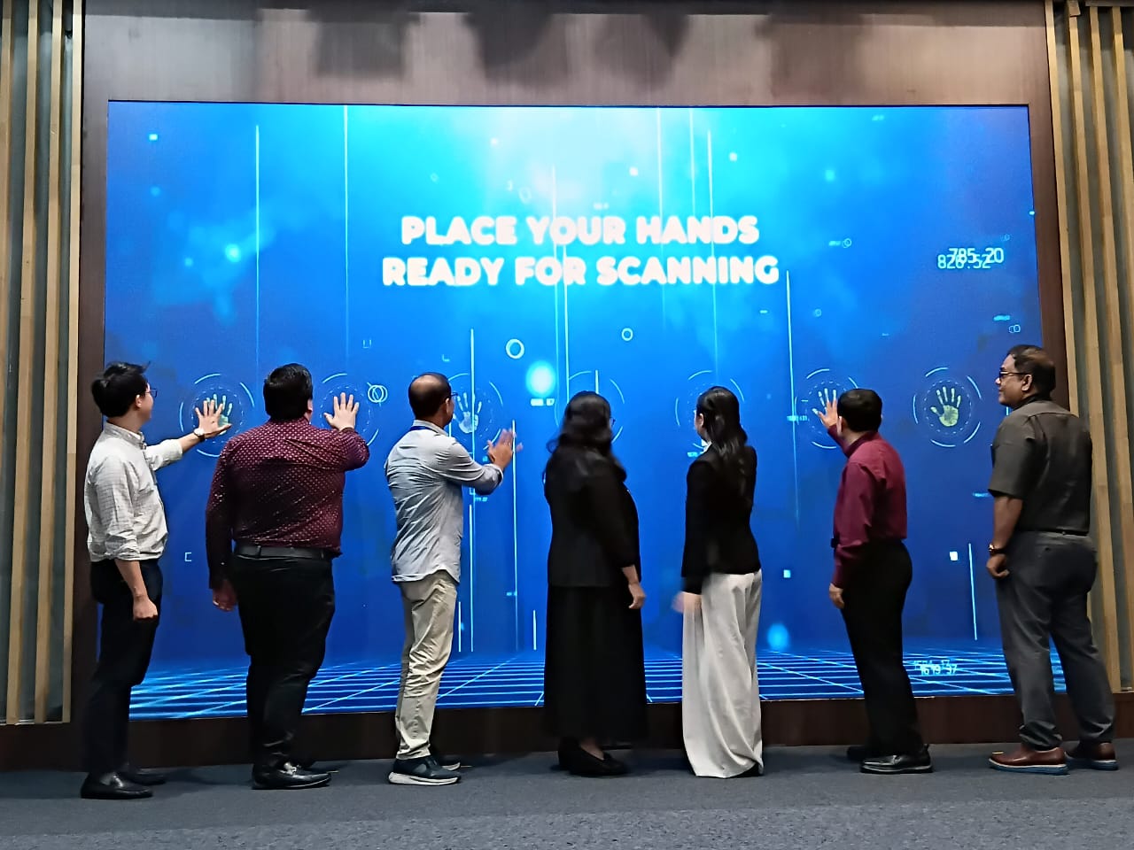  Presiden Direktur PT Murni Sadar Tbk Dr dr Mutiara, MHA, MKT bersama para direktur, wakil direktur, para dokter pada peluncuran teknologi Robotic Surgery di Auditorium Lantai 8 MTMH, Selasa (10/3).