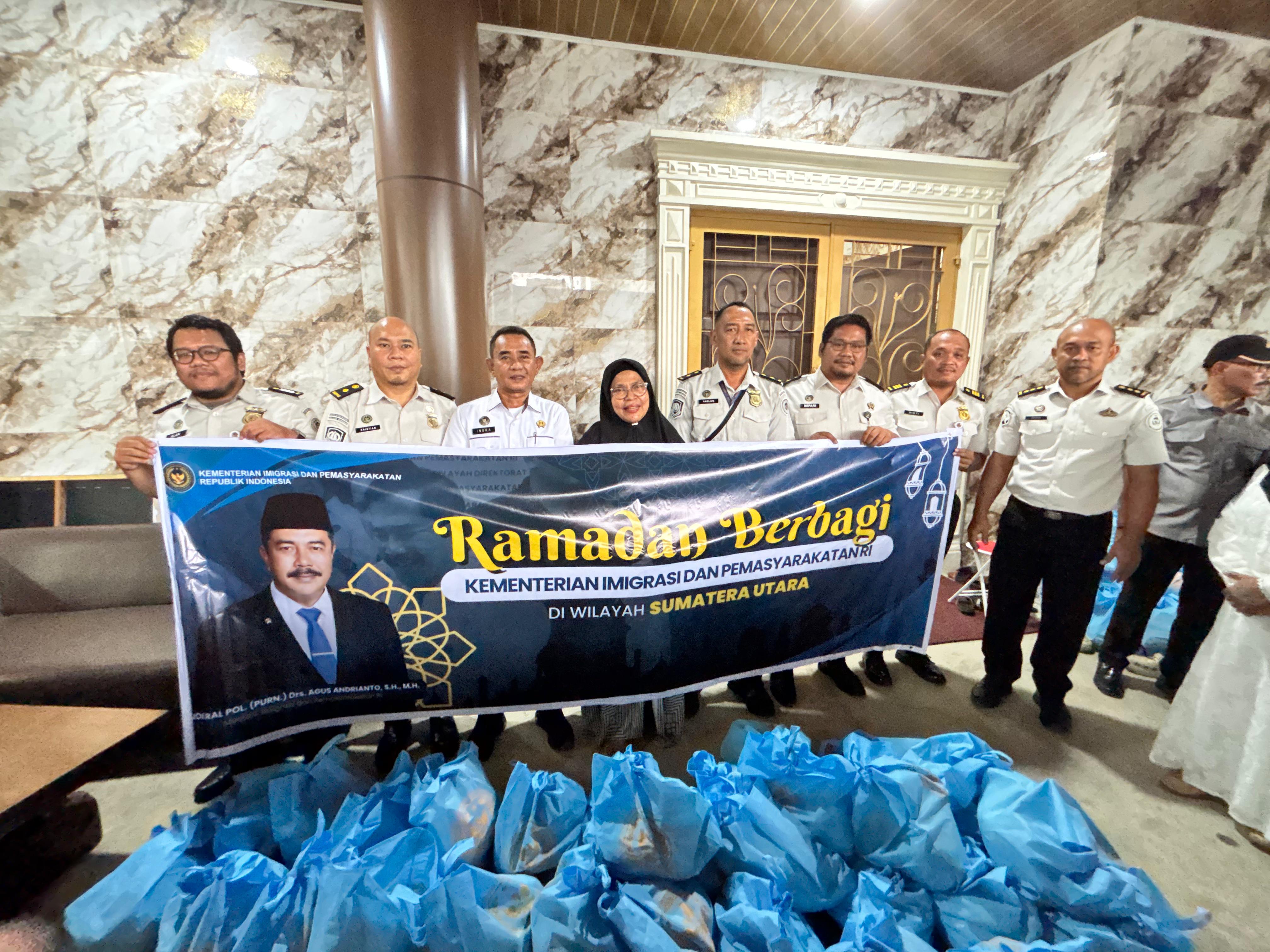 PAKET: Imigrasi Kelas I TPI Medan saat menyerahkan bantuan kepada warga melalui Majelis Talkim. (Dok: Imigrasi Medan)
