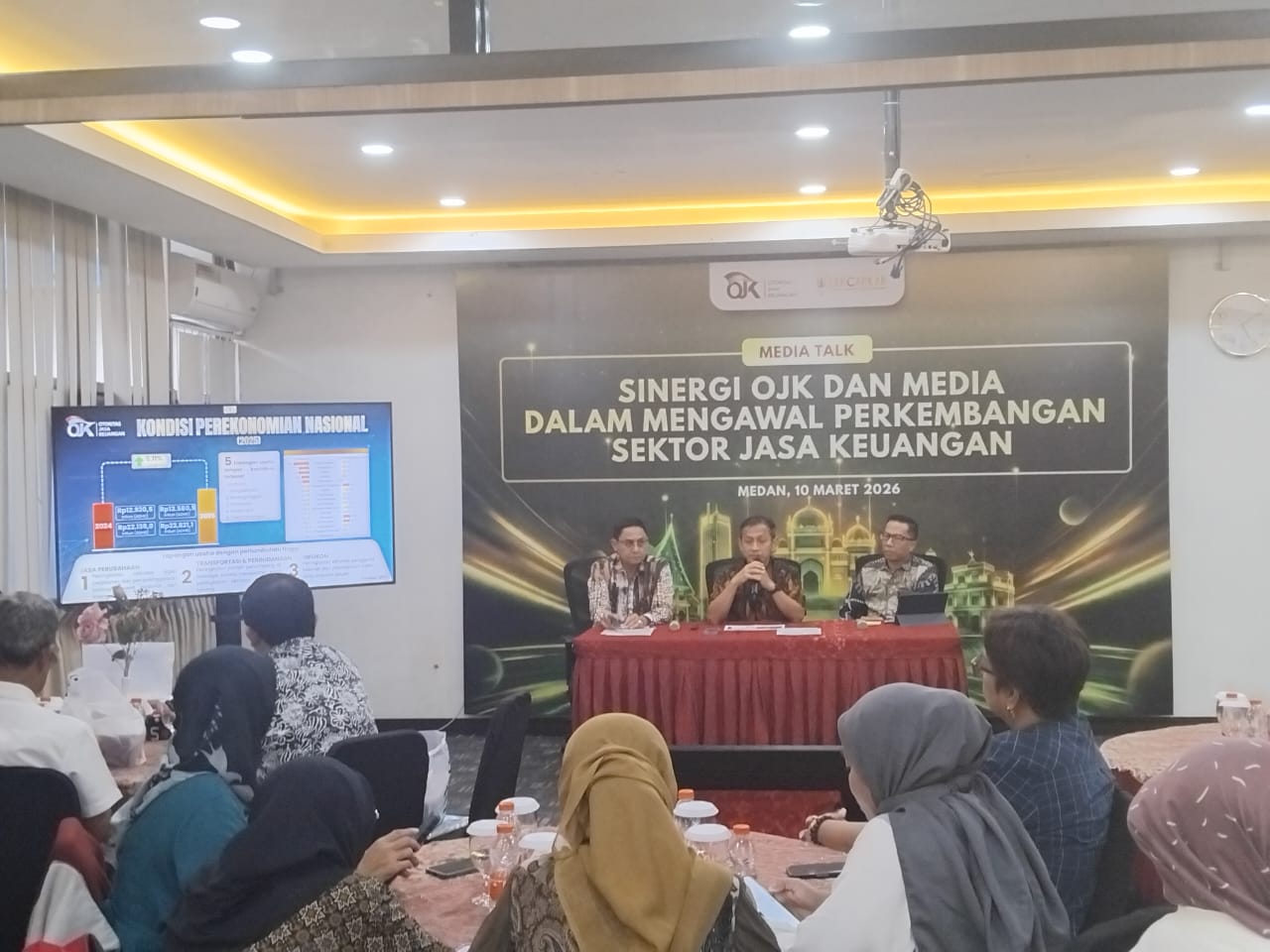BERSAMA: Kepala Perwakilan OJK Sumut Khoirul Muttaqien bersama Kepala Direktorat Pengawasan Lembaga Jasa Keuangan OJK Sumut Wan Nuzul dan jajaran di Kantor OJK Sumut, Medan. (Dok: istimewa) 