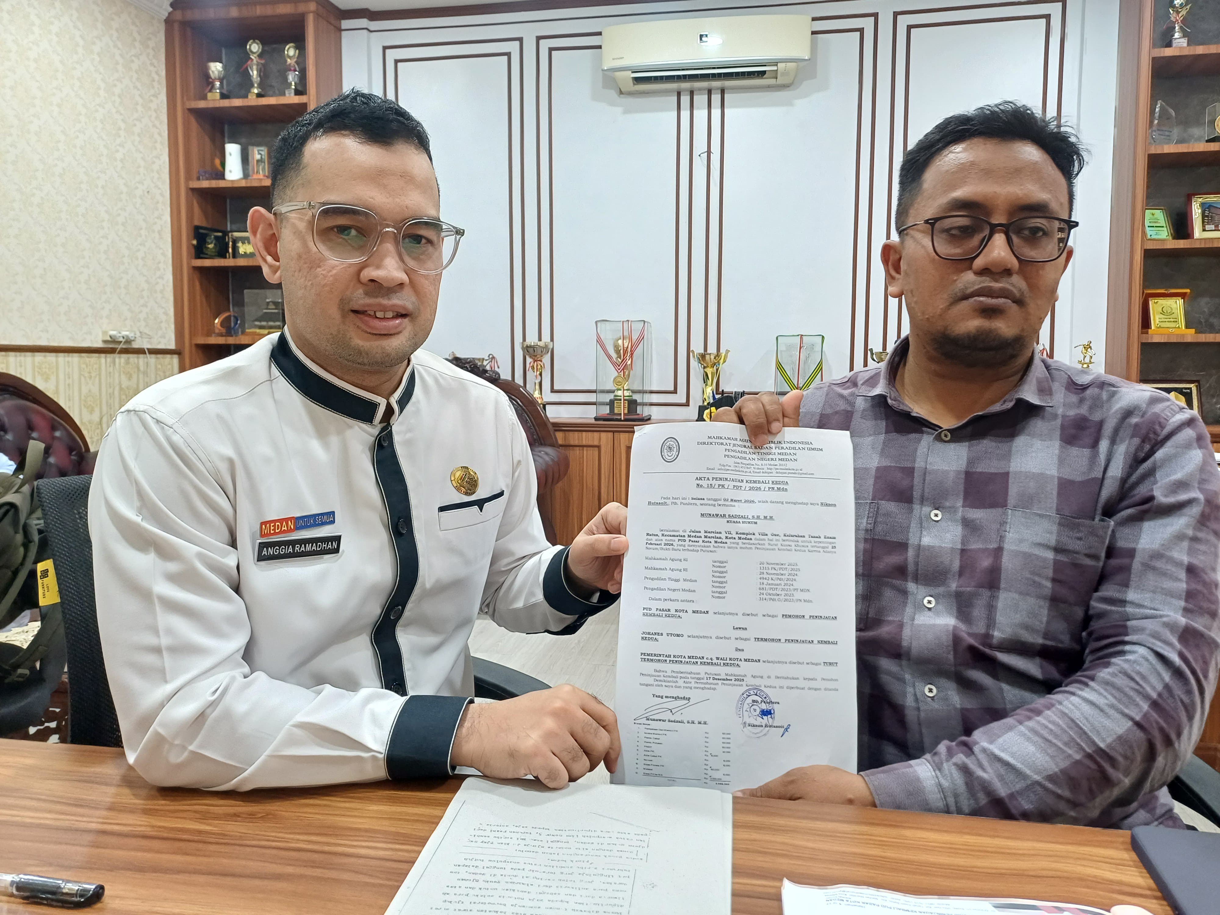 BERKAS: Dirut PUD Pasar Medan, Anggia Ramadhan (kiri) didampingi kuasa hukum PUD Pasar Medan, Munawar Sadzali menunjukkan berkas pendaftaran PK putusan pengadilan. (Dok: Markus Pasaribu/Sumut Pos)