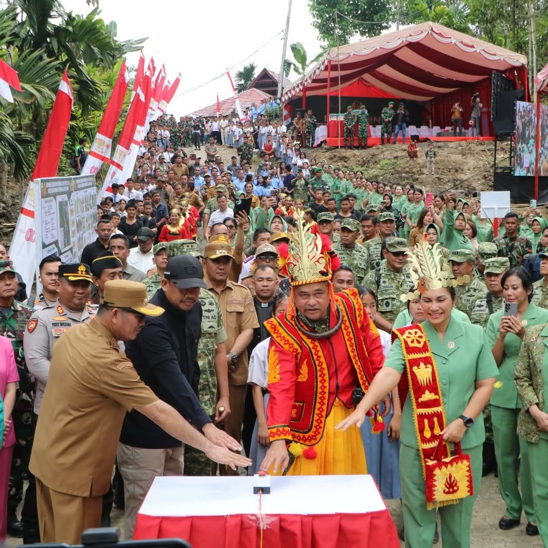 KASAD Jenderal Maruli Simanjuntak didampingi istri tercinta bersama Gubernur Sumut dan Bupati Nias Selatan saat meresmikan jembatan Bailey. (ERIUSMAN DUHA/SUMUT POS)