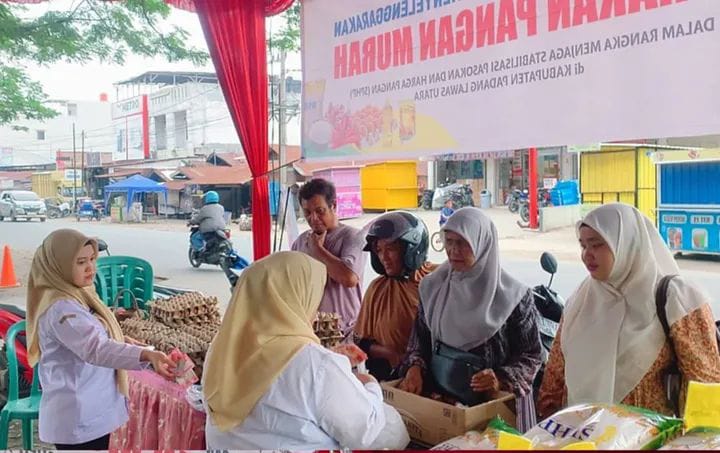 Masyarakat antusias membeli bahan pokok dari gerakan pangan murah yang difasilitasi Pemkab Paluta. (MITRA HARAHA[/SUMUT POS)