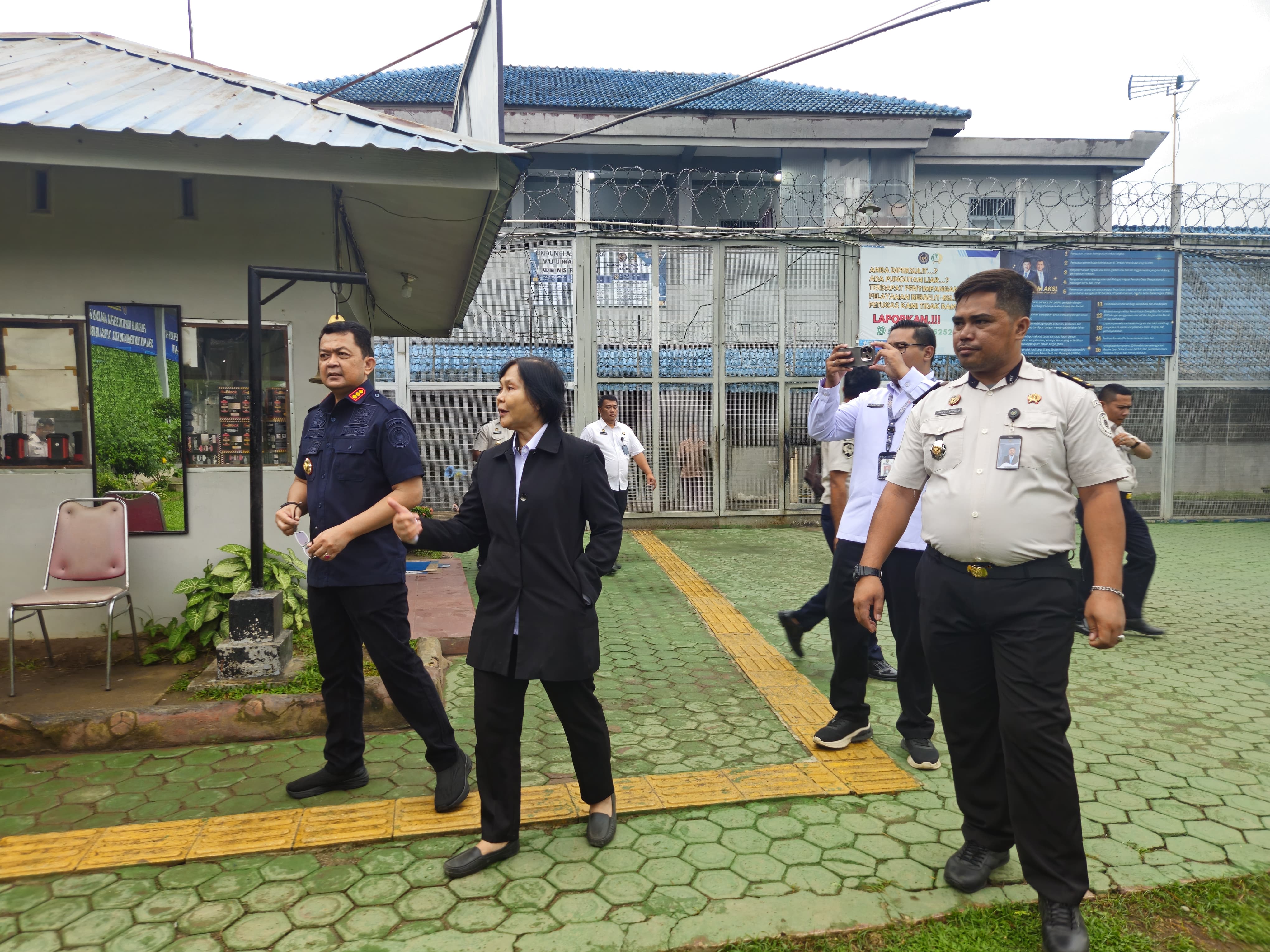  Kalapas Binjai, Wawan Irawan saat membawa tim dari Kemenko Kumham-Imipas berkeliling melihat Lapas Binjai. (Istimewa/Sumut Pos)