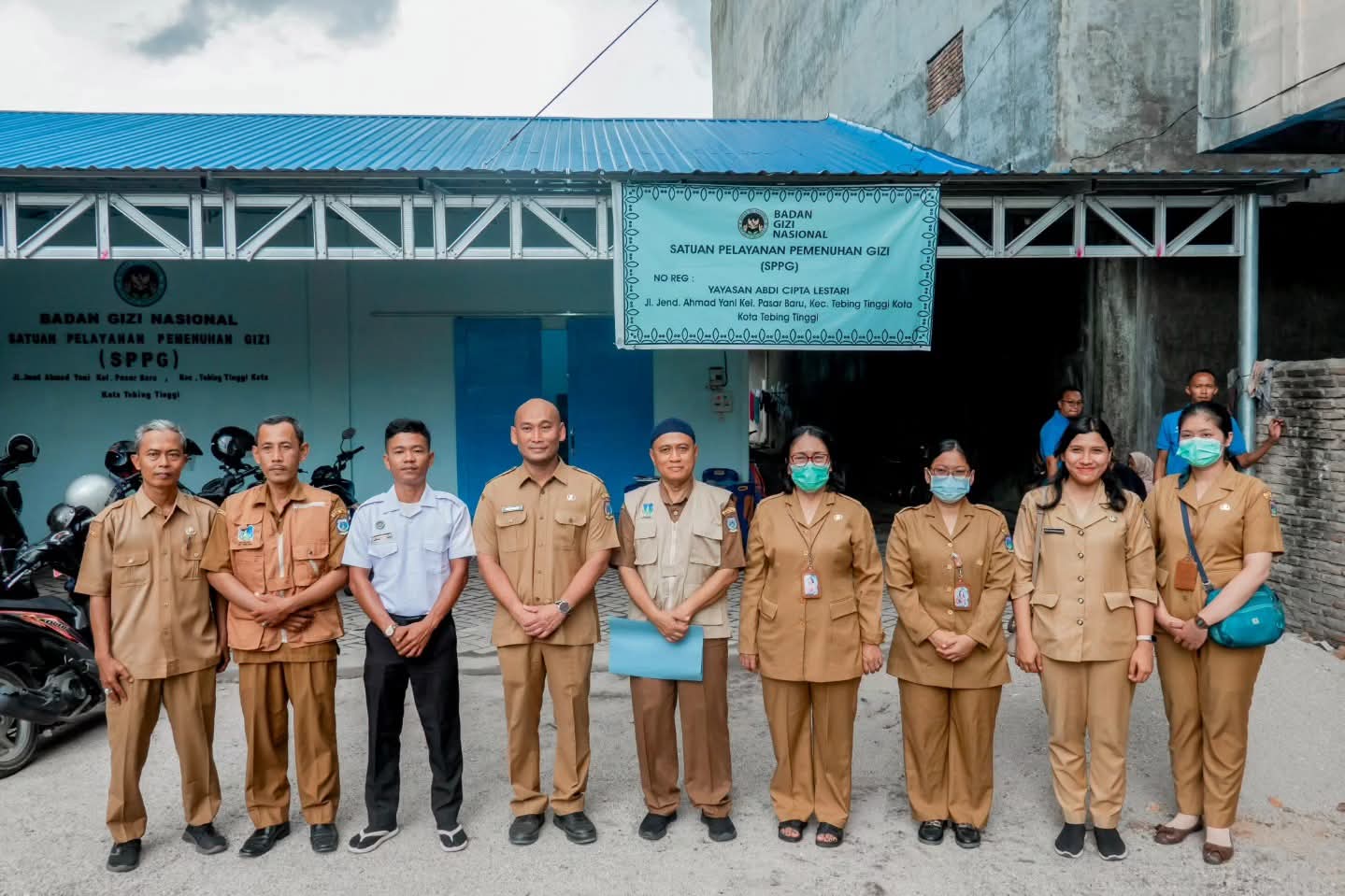 Tim Satgas Program Makan Bergizi Gratis (MBG) Kota Tebing Tinggi bersama jajaran OPD berfoto bersama saat melakukan monitoring dan evaluasi SPPG.(AZAN PURBA/SUMUT POS)