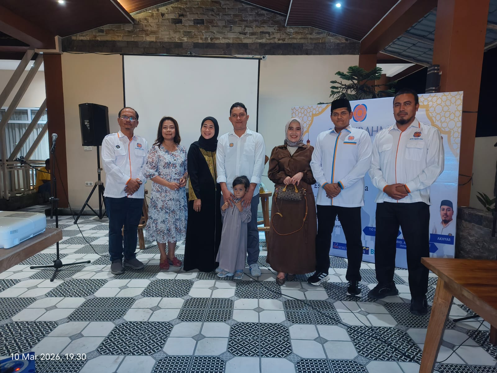 Ketua REI kota tebingtinggi Mhd Ansari Akbar, foto bsrsma pengurus Real Estate Indonesia (REI) Komisariat, Suasana buka bersama di Lim's Cafe, Kelurahan Bandar Sono, Tebingtinggi.