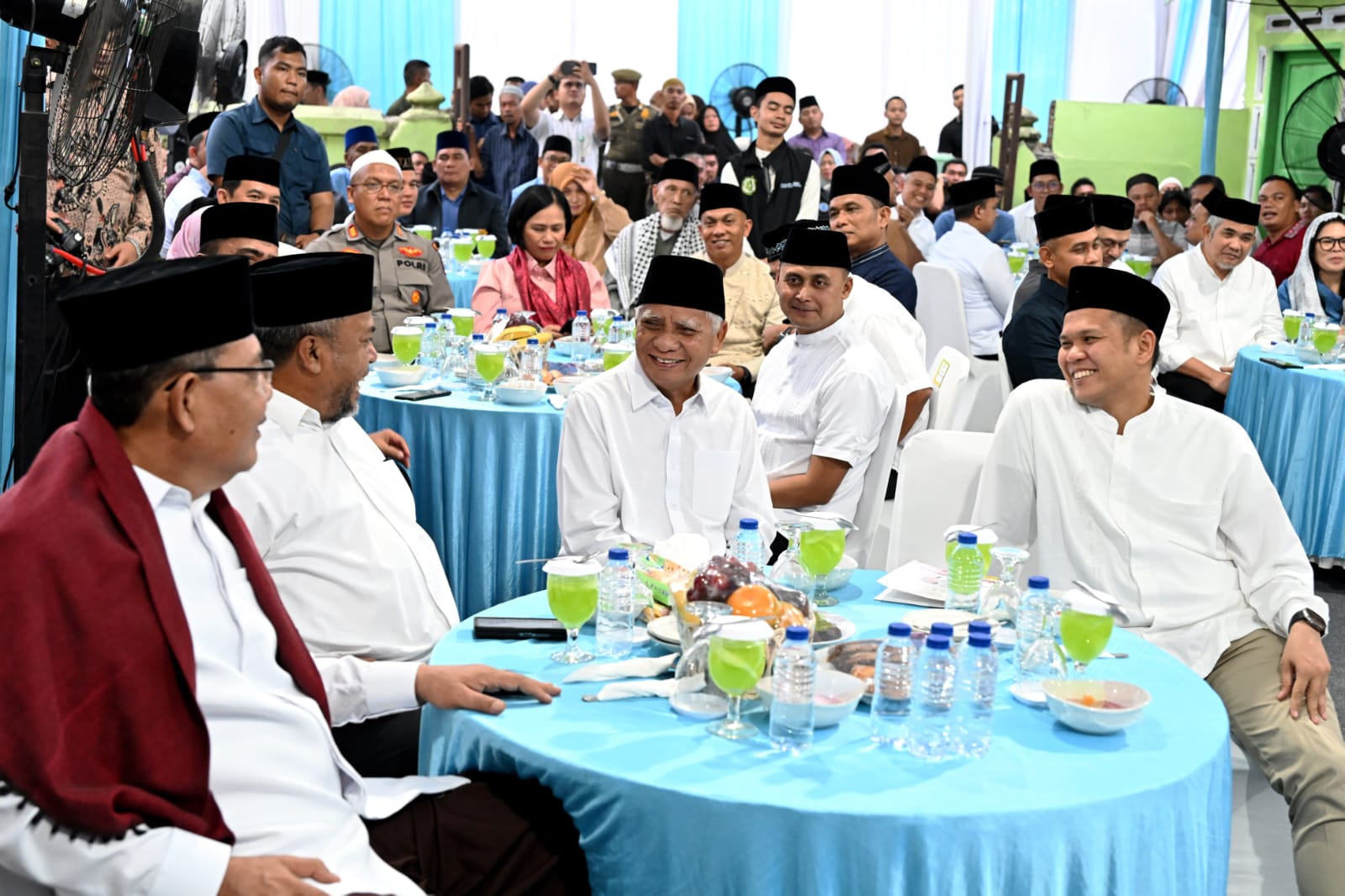 Wagubsu Surya berbincang bersama Bupati Serdang Bedagai, Darma Wijaya dan Wakil Bupati Sergai, Adlin Umar Yusri Tambunan saat menghadiri kegiatan Safari Ramadan 1447 H di Masjid Amaliyatul Azhar, 