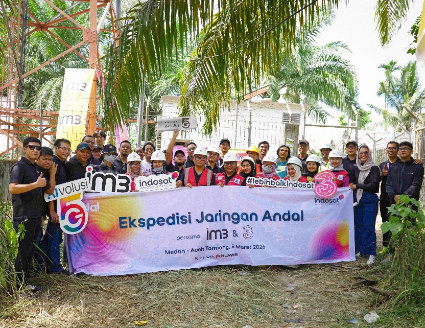 BTS: Manajemen Indosat Sumatera saat mengunjungi BTS dalam Ekspedisi Jaringan Andal #LebihBaikIndosat. (Dok: Indosat)