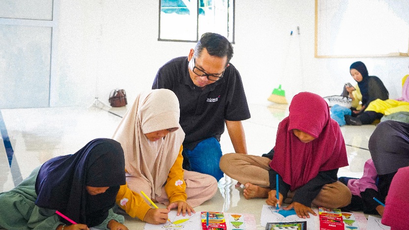 LIHAT: VP&ndash;Head of Region Northern Sumatera Indosat, Anjar Budi Kurniawan saat melihat anak- anak mengaji di Musala Al Ikhlas Aceh Tamiang. Musala ini direnovasi Indosat. (Dok: Indosat) 