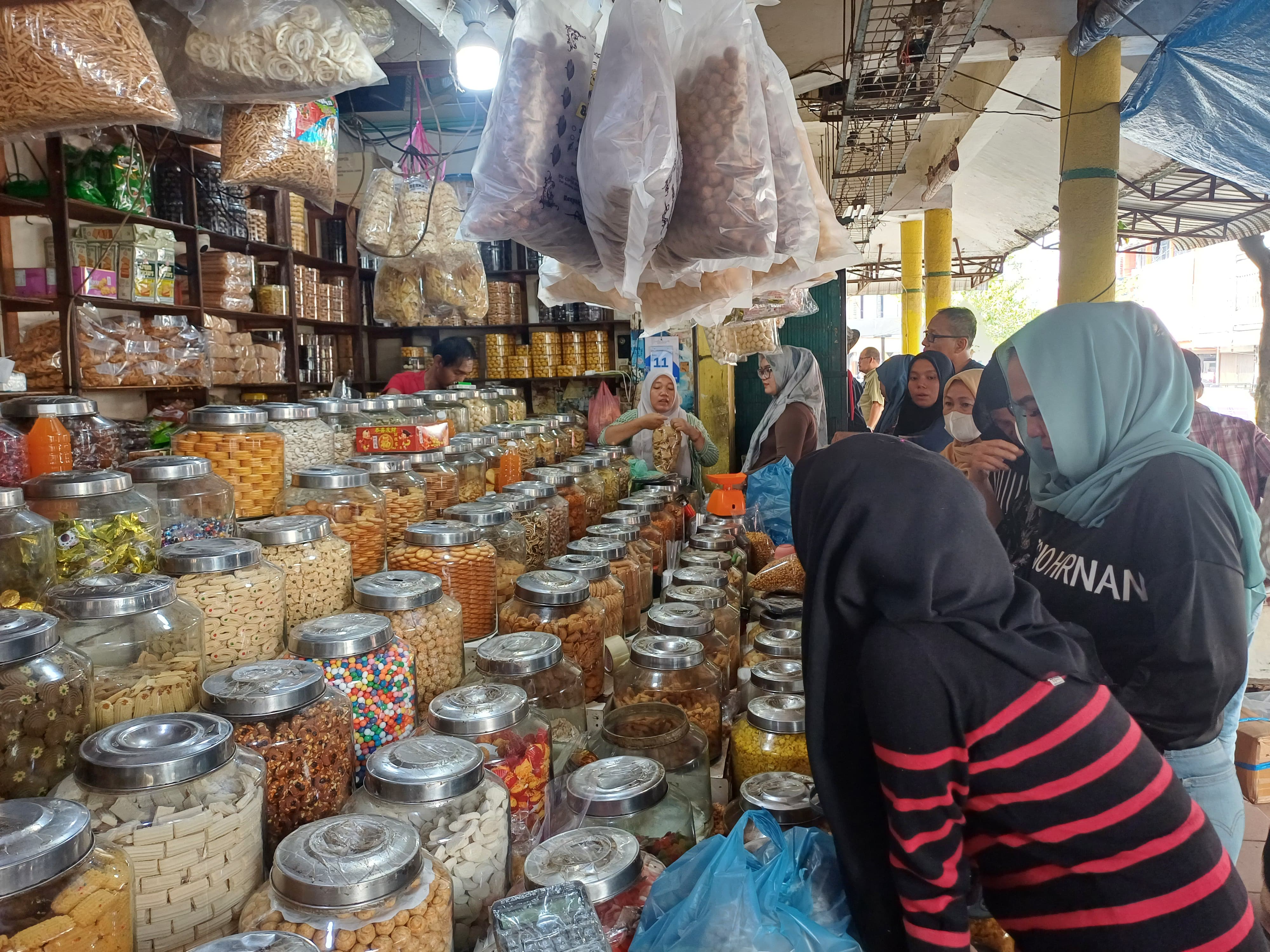 PEMBELI: Salah satu kios pedagang kue kering di lantas dasar Pasar Petisah dikunjungi banyak pembeli. (Dok: Markus Pasaribu/Sumut Pos) 