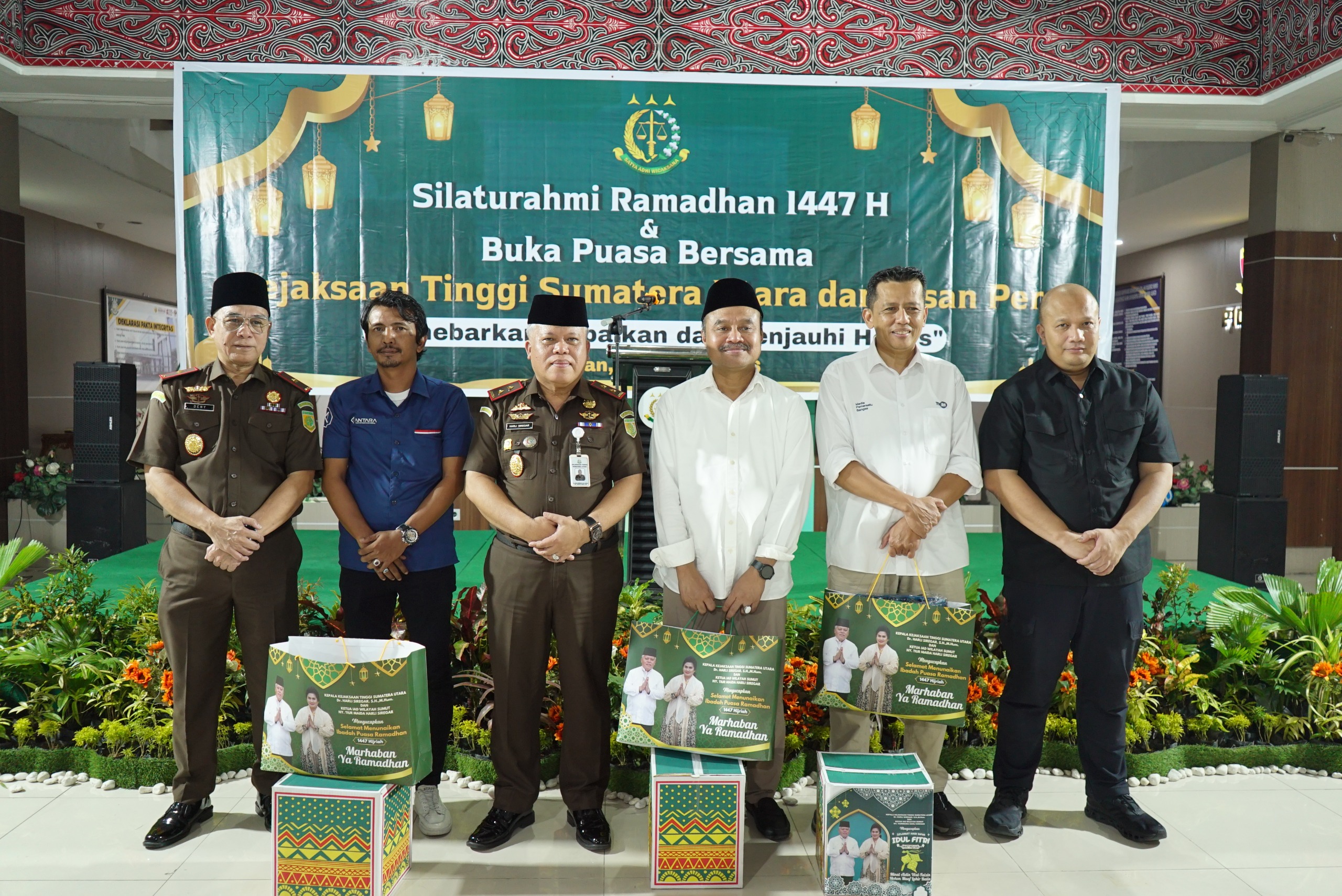 BINGKISAN Kajati Sumut, Harli Siregar memberikan bingkisan kepada perwakilan wartawan pada acara buka puasa bersama di Kejati Sumut, Rabu (11/3/2026). (Dok: istimewa)  