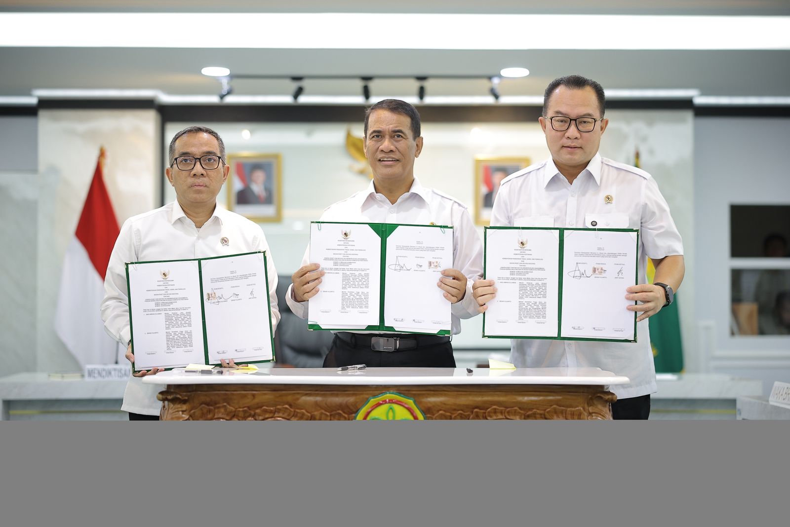 Mentan bersama Mendiktisaintek  serta Kepala Badan Riset dan Inovasi Nasional (BRIN) menandatangani kesepakatan sinergi riset untuk mendukung swasembada pangan berkelanjutan.