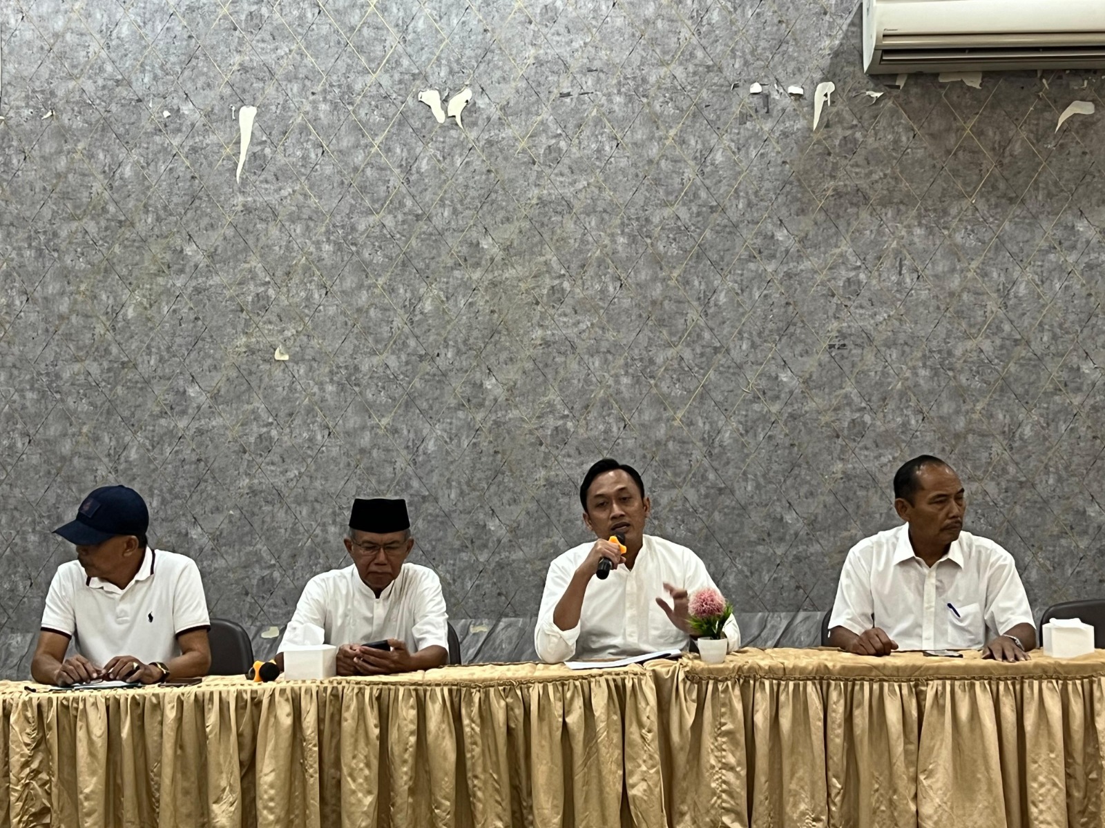 PIMPIN: Ketua Umum KONI Kota Medan Aswindy Fachrizal memimpin rapat koordinasi pengurus sekaligus buka puasa KONI Kota Medan. (Dok: KONI Medan) 