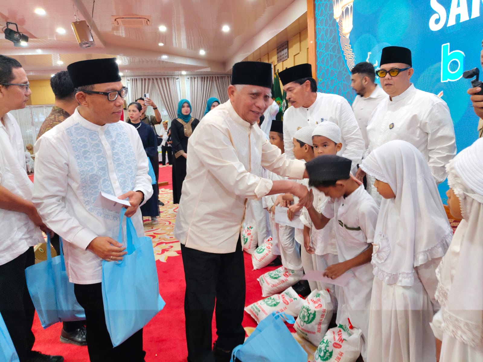 YATIM: Wakil Gubernur Sumut, Surya saat memberikan bingkisan kepada anak yatim saat acara buka puasa REI Sumut. (Dok: istimewa)