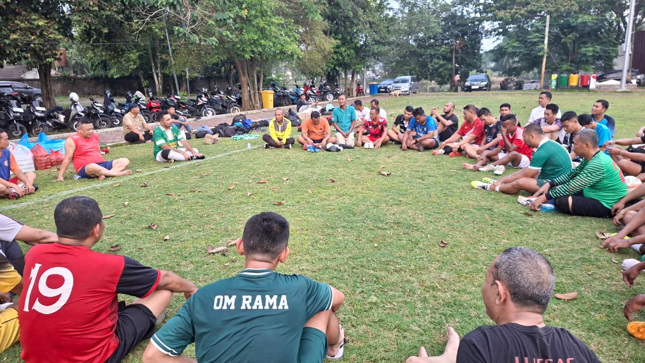 LATIHAN: Ketum PS Pemko Medan Benny Sinomba Siregar bersama pemain saat melakukan latihan dan buka puasa bersama di Lapangan Cadika, Kamis (12/3/2026). (Dok: istimewa)