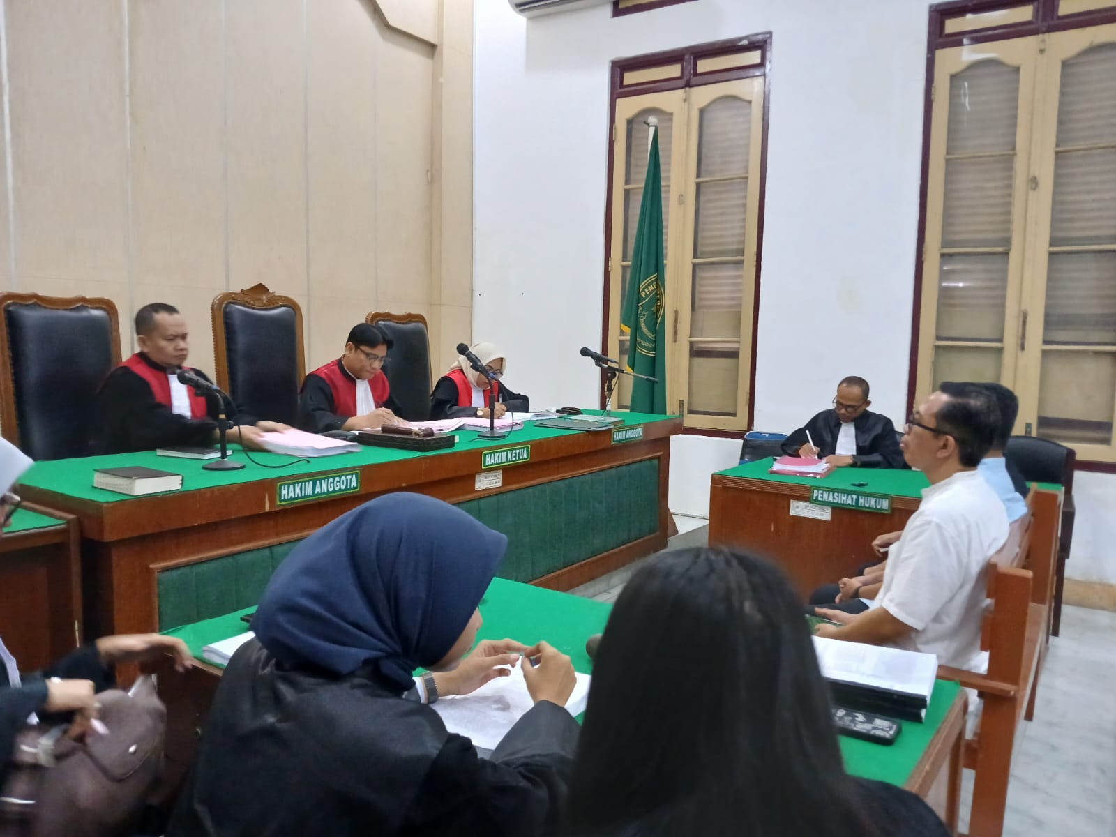 KAPAL: Ketiga terdakwa korupsi kapal tunda Pelindo, menjalani sidang dakwaan di Pengadilan Tipikor Medan, Kamis (12/3/2026). (Dok: istimewa)